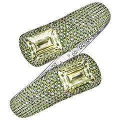 Bracelet manchette en or blanc 14 carats avec améthyste verte de 24 carats, péridots et topaze blanche