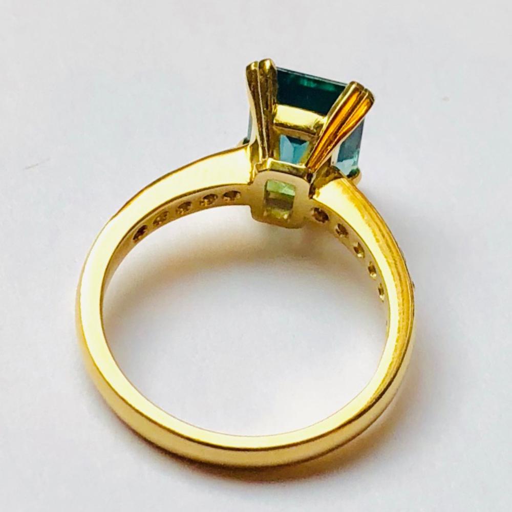Contemporary 2.4 Carat Green Tourmaline Diamond Cocktail Ring For Sale