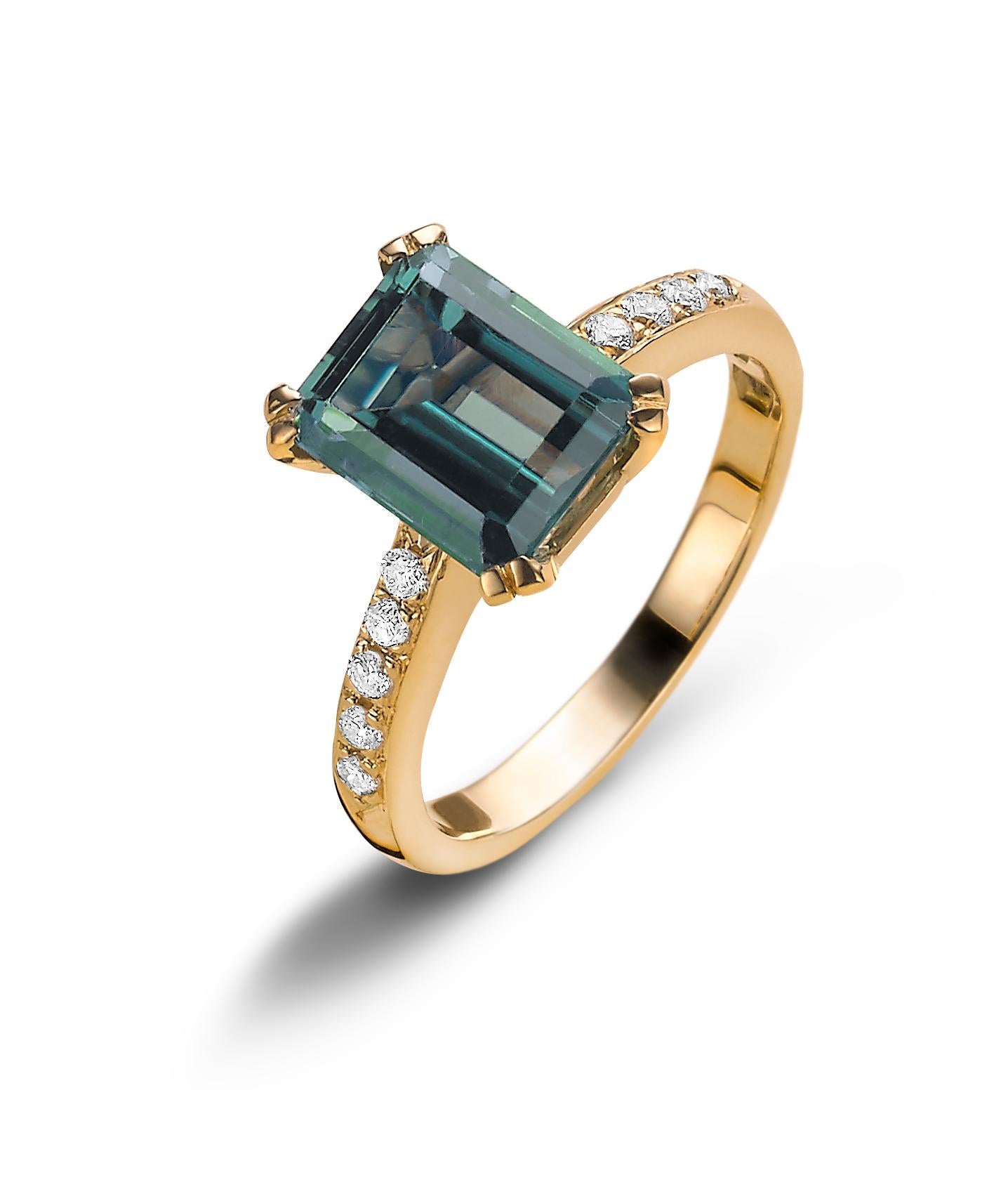 2.4 Carat Green Tourmaline Diamond Cocktail Ring In New Condition For Sale In Antwerpen, BE
