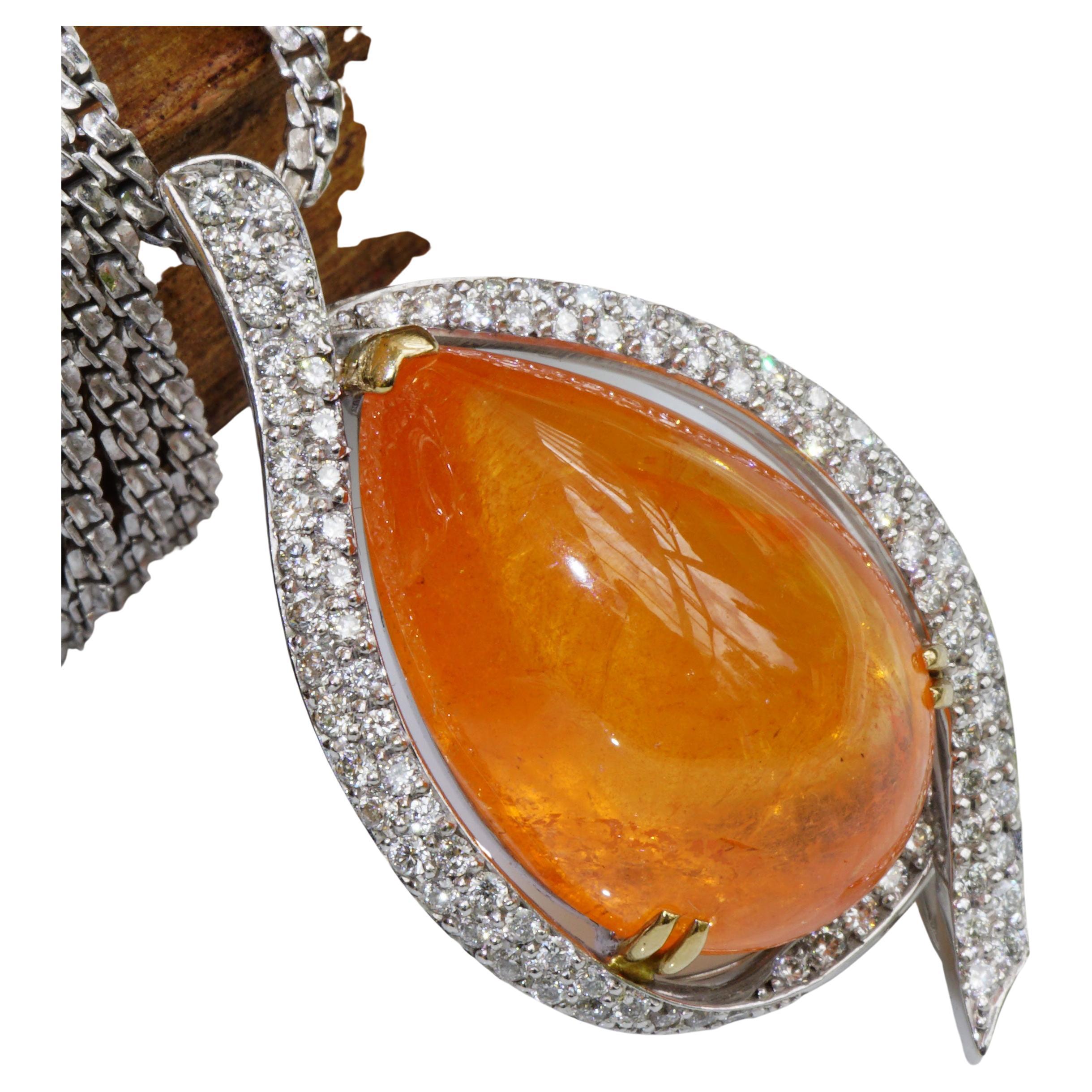 un gioiello di CLASSE MAESTRA E COSÌ MERAVIGLIOSAMENTE GRANDE da misurare 33,5 x 18 mm, che bel granato mandarino arancione espressivo di circa 24,15 ct, dimensioni circa 8.5x7 mm, distribuzione del colore/brillantezza/trasparenza molto buona, quasi