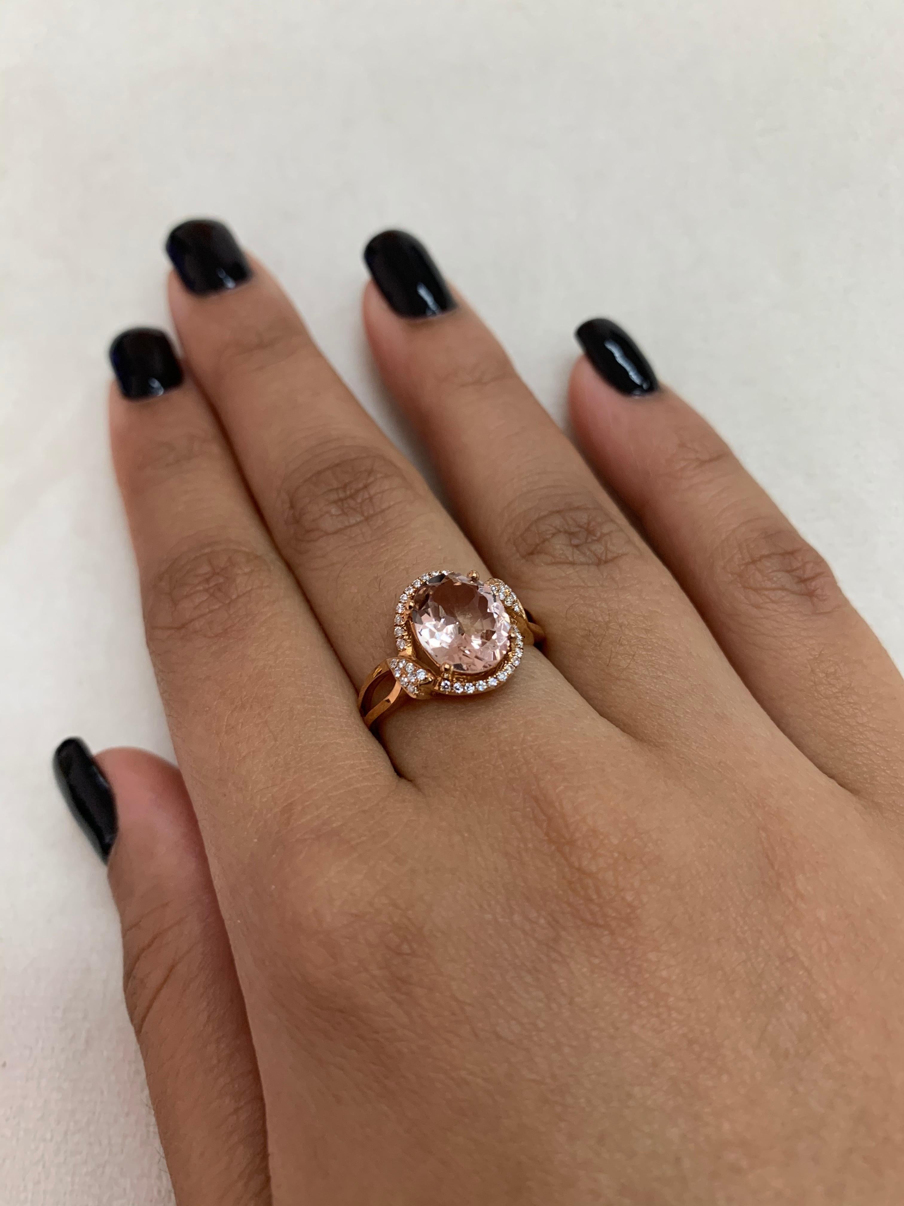 Sunita Nahata Morganit 2.40ct. Fancy Ring aus 18 Karat Roségold mit Diamant. (Ovalschliff) im Angebot