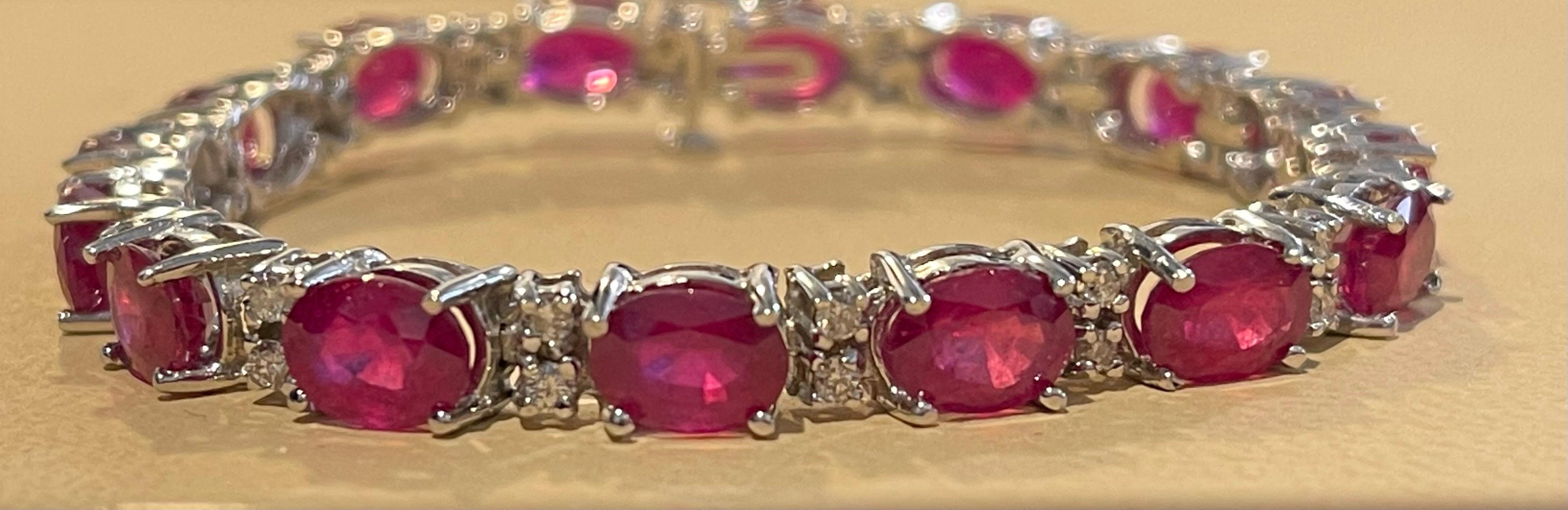 Taille ovale Bracelet tennis abordable en or blanc 14 carats avec rubis de 24 carats et diamants de 1 carat en vente