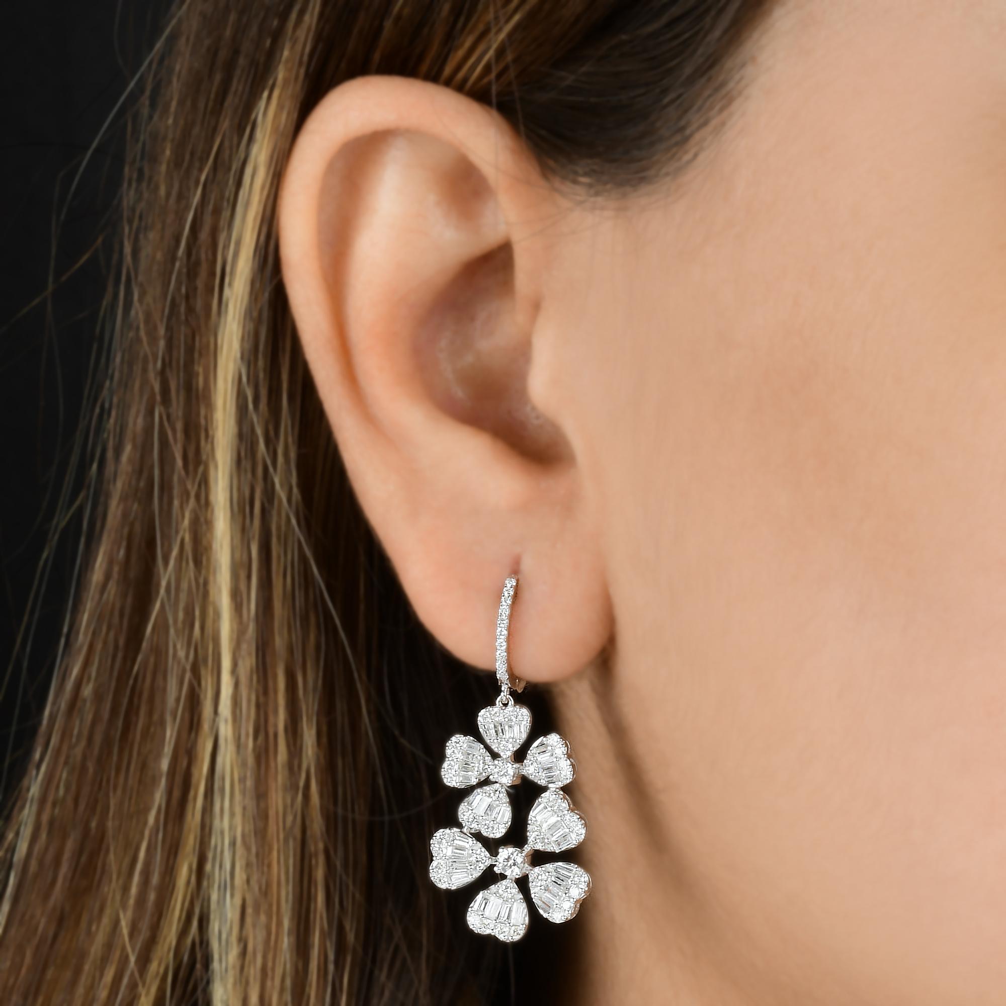 Diese 2,4 Karat SI Clarity HI Color Diamond 14k White Gold Floral Dangle Earrings verfügt über Blume Tropfen mit Diamanten in ihm, mit zierlichen Reifen über die Ohrringe und Blumen baumeln befestigt. 
Diamanten sind ein universelles Symbol für
