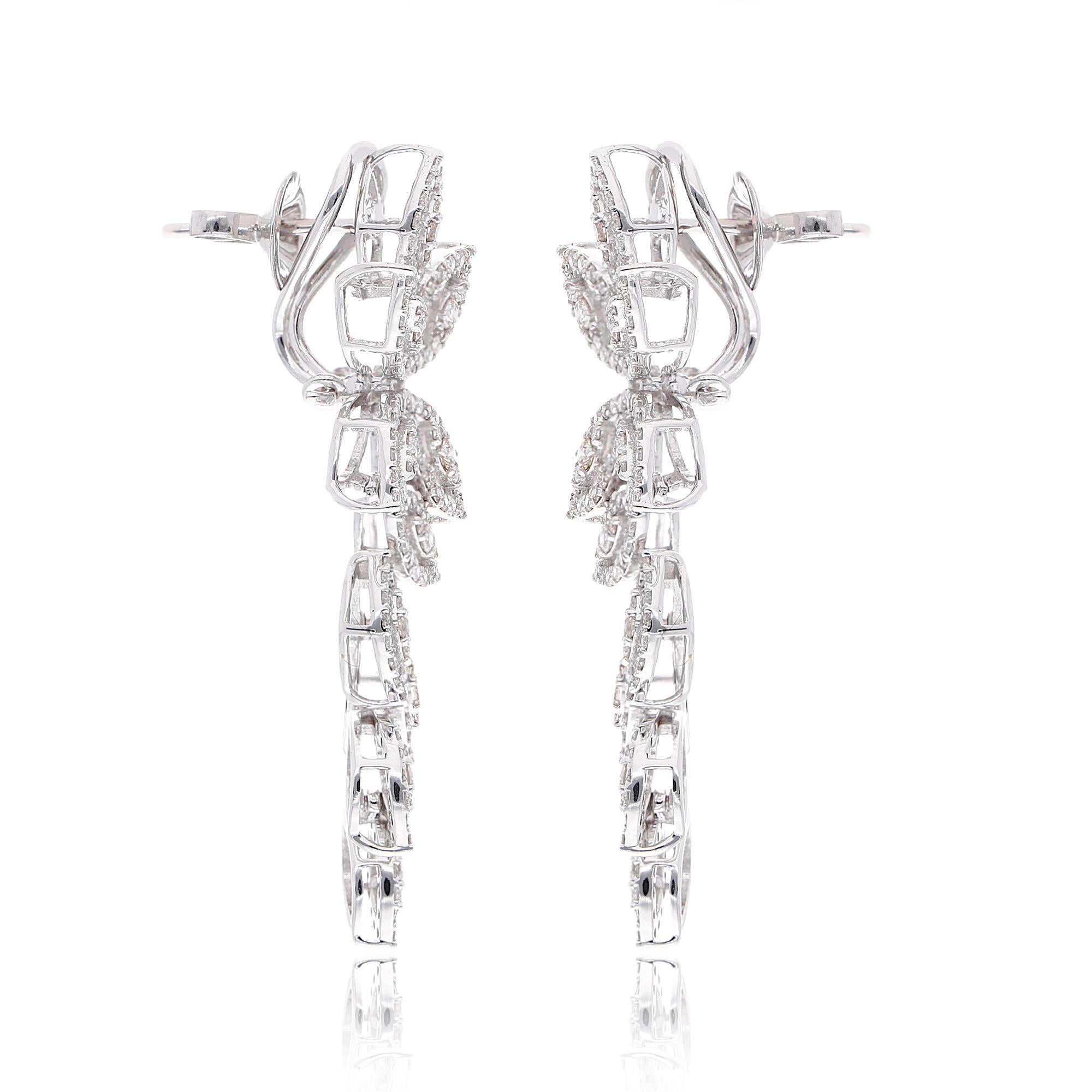 Pendientes colgantes de diamantes en forma de hoja de 2,4 quilates, claridad SI y color HI, oro blanco de 18 quilates en Nuevo estado para la venta en Diera, Dubai