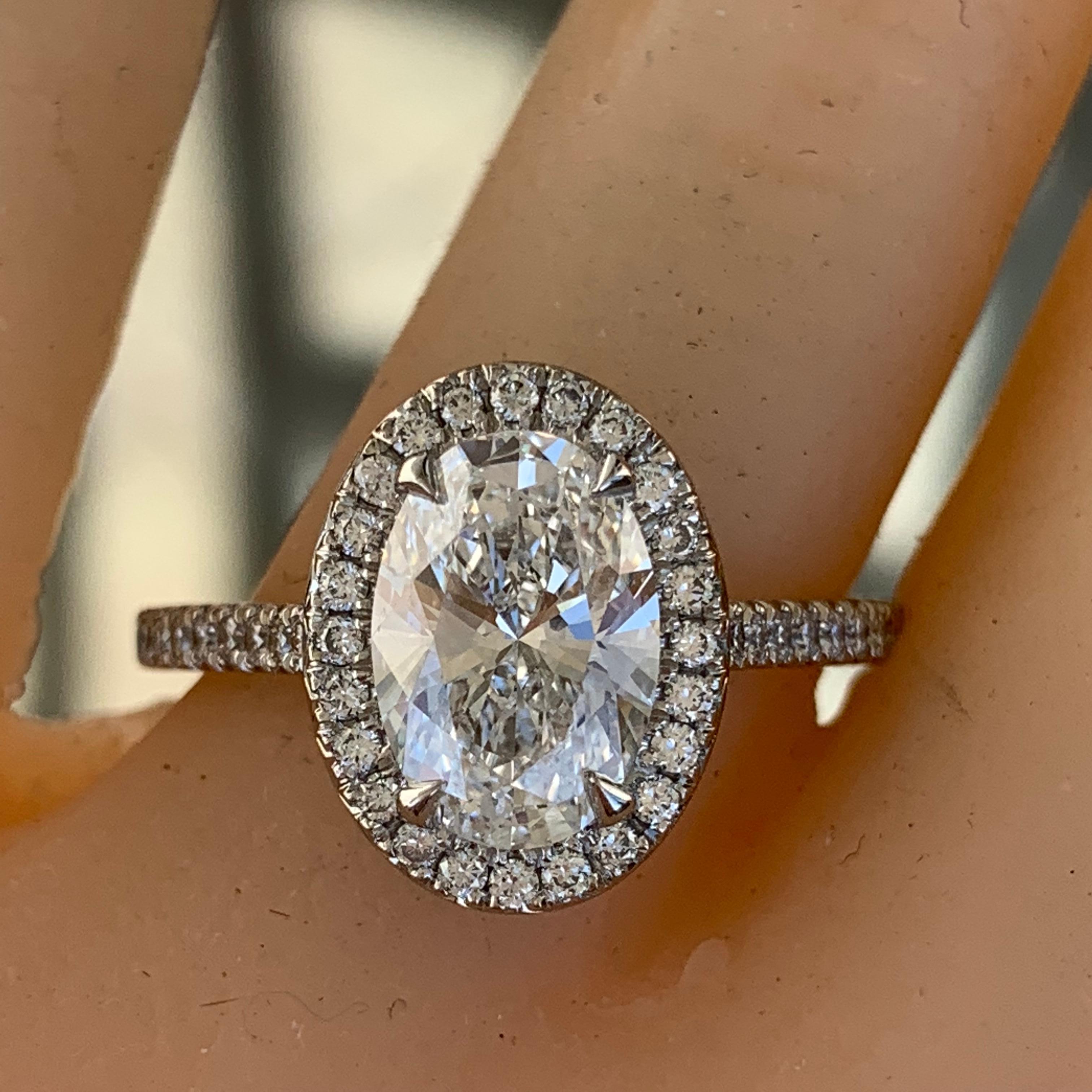 Anillo Halo de Diamantes Ovalados de 2,4 Quilates Tw Aproximados, Diseño Ben Dannie Moderno en venta