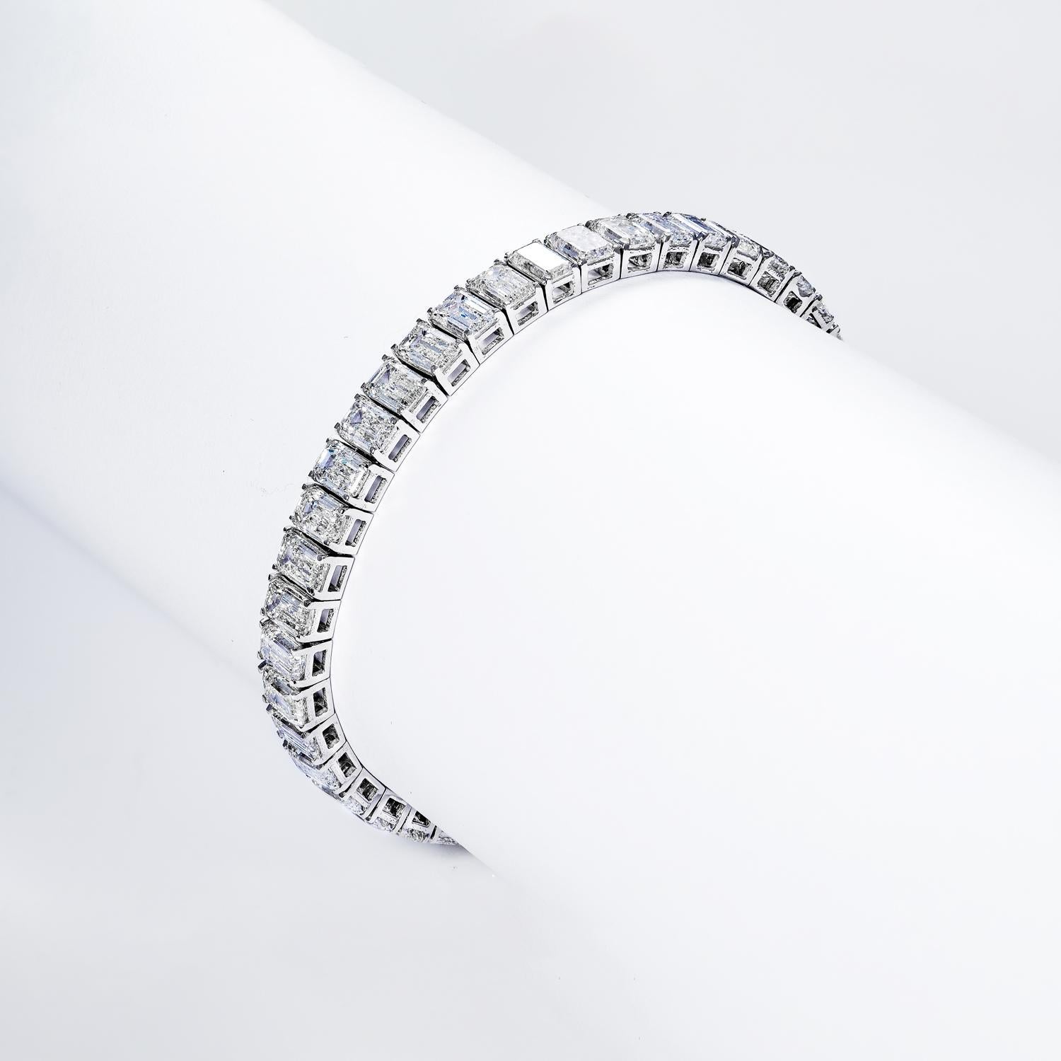 24 Carats Emerald Cut Single Row Diamond Tennis Bracelet Certified In New Condition For Sale In New York, NY