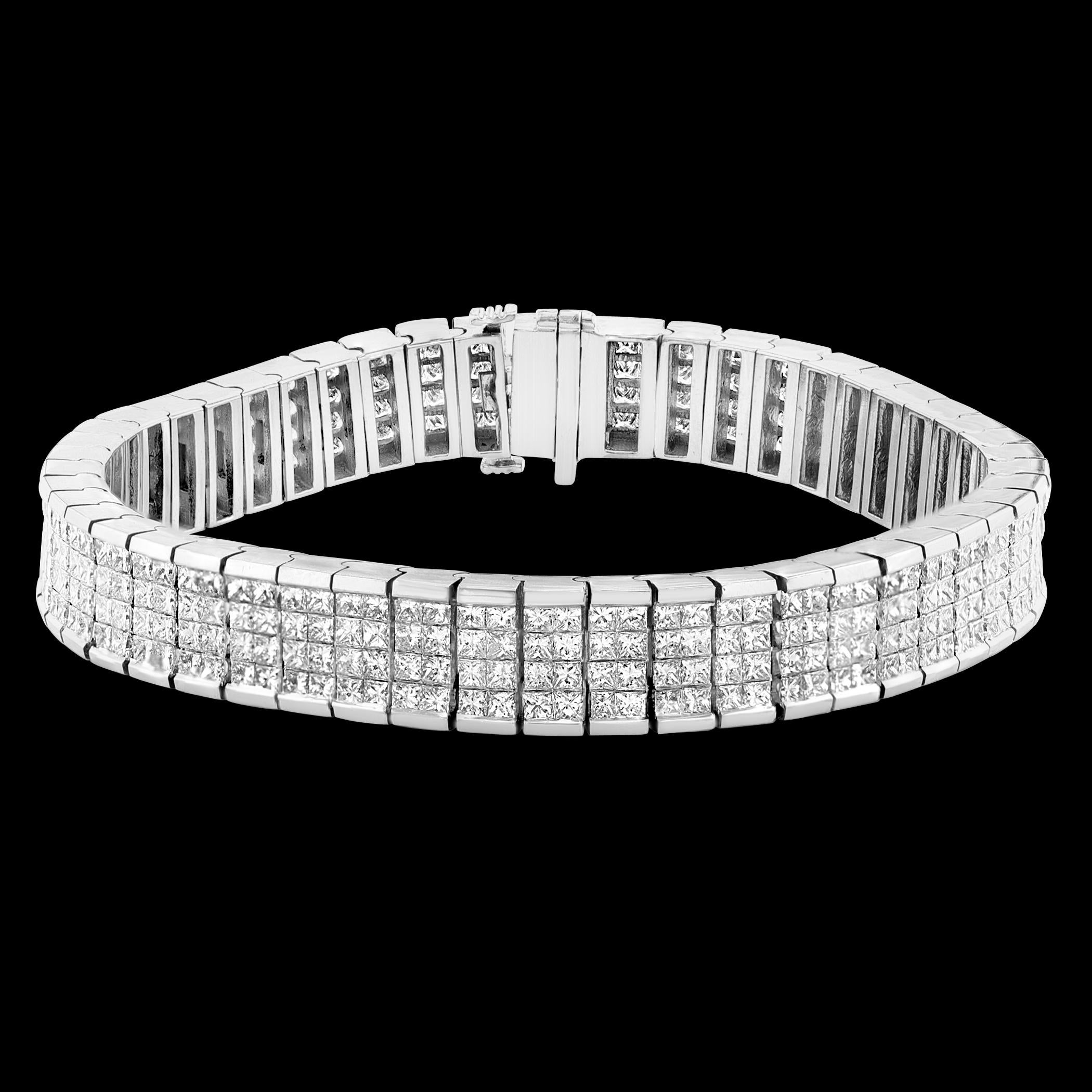 
Un bracelet de tennis classique sur quatre rangs de diamants de taille princesse qui pèse 24 Carats.
DIAMANTS BLANCS, BRILLANTS, NATURELS, SANS REHAUSSEMENT
Il mesure 7,3 pouces de long, 9,3 mm de large et 3,95 mm d'épaisseur. 
Il s'adaptera