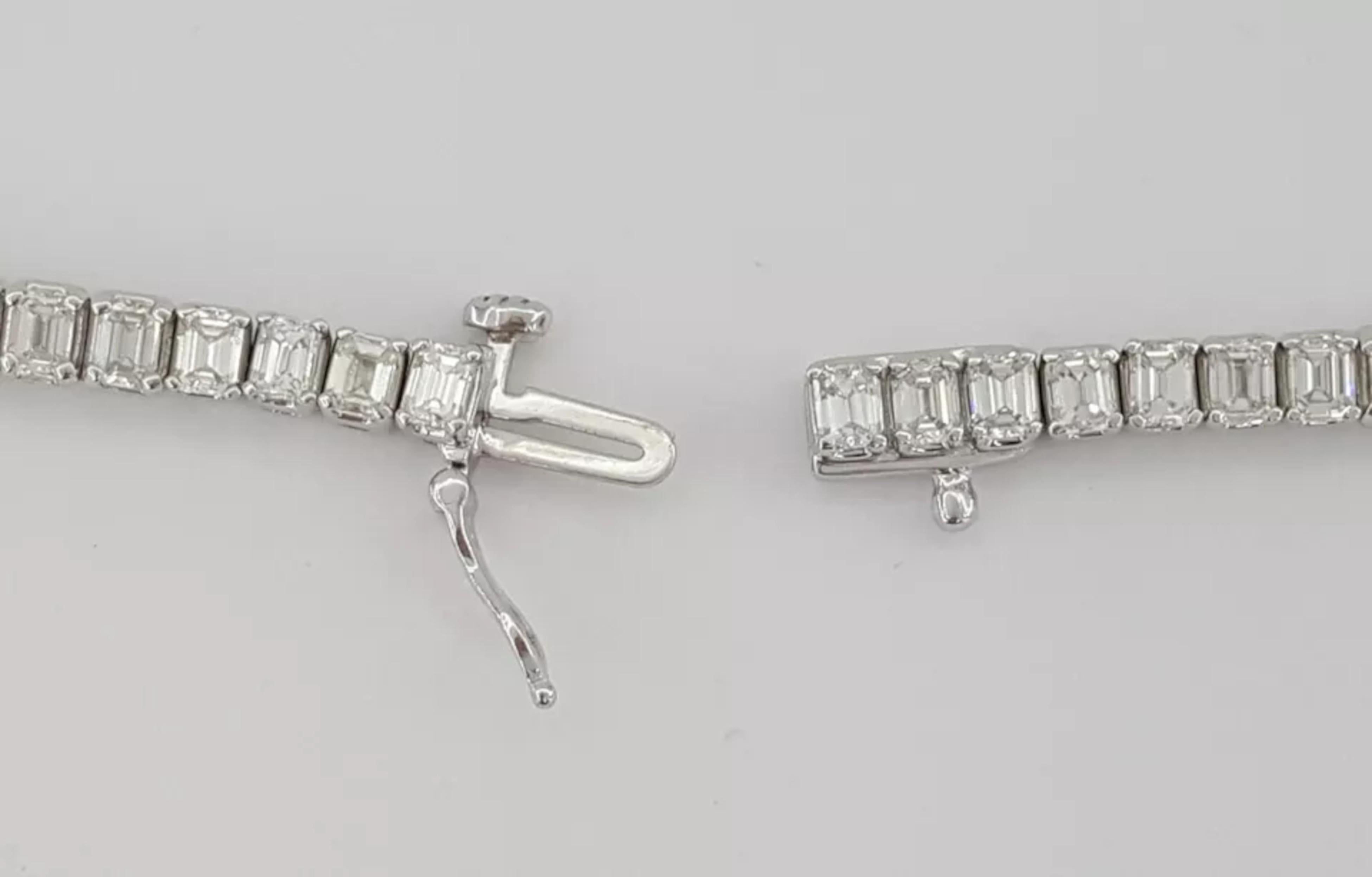  breathtaking necklace features a stunning collection of 136 natural emerald cut diamonds, with a total weight of approximately 24.05 carats. The diamonds exhibit exceptional quality, graded G in color and VVS-VS2 in clarity, ensuring a brilliant