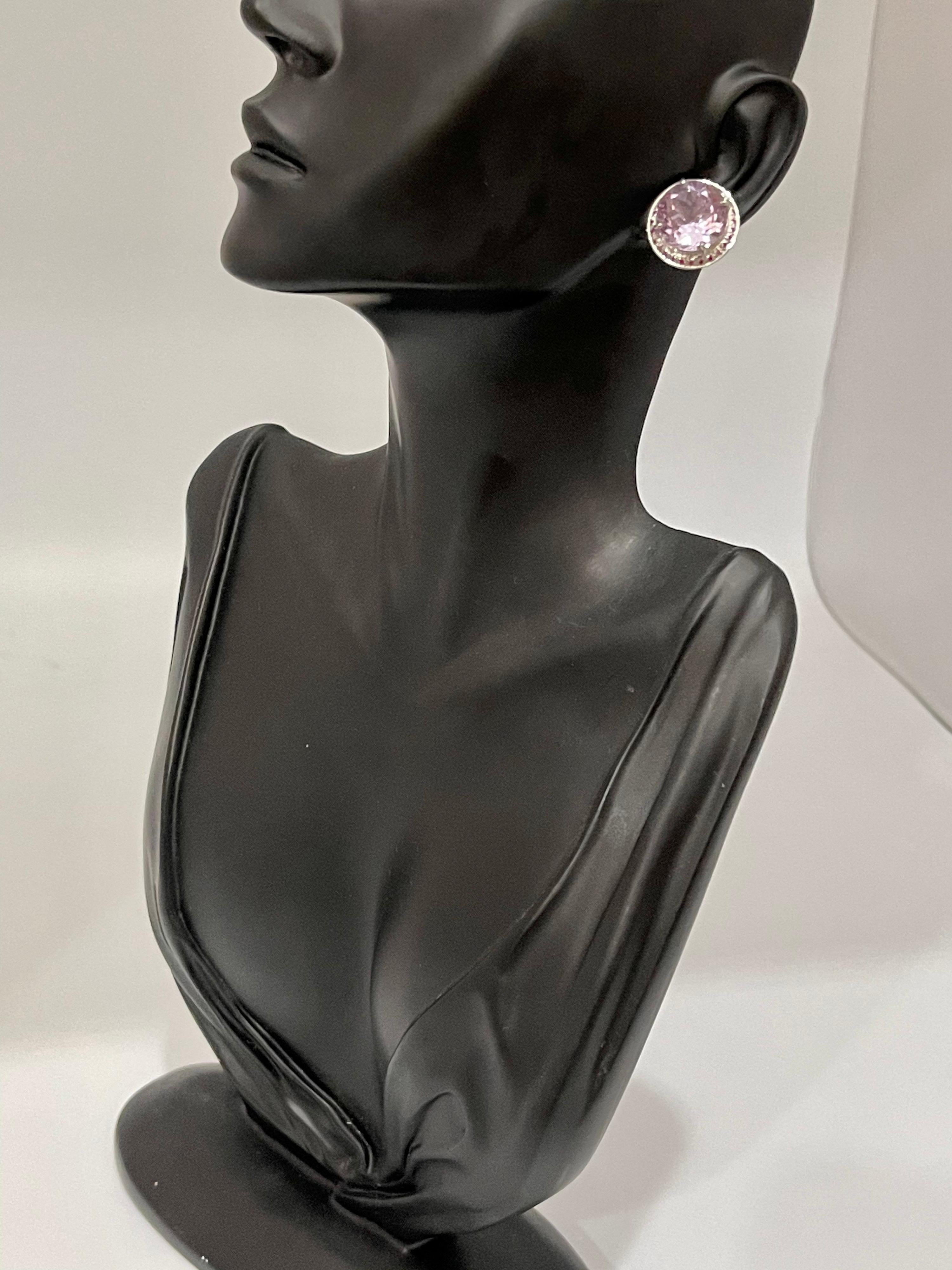 Taille ronde Boucles d'oreilles en or blanc 18 carats avec améthyste rose naturelle ronde 24 carats à l'arrière en vente