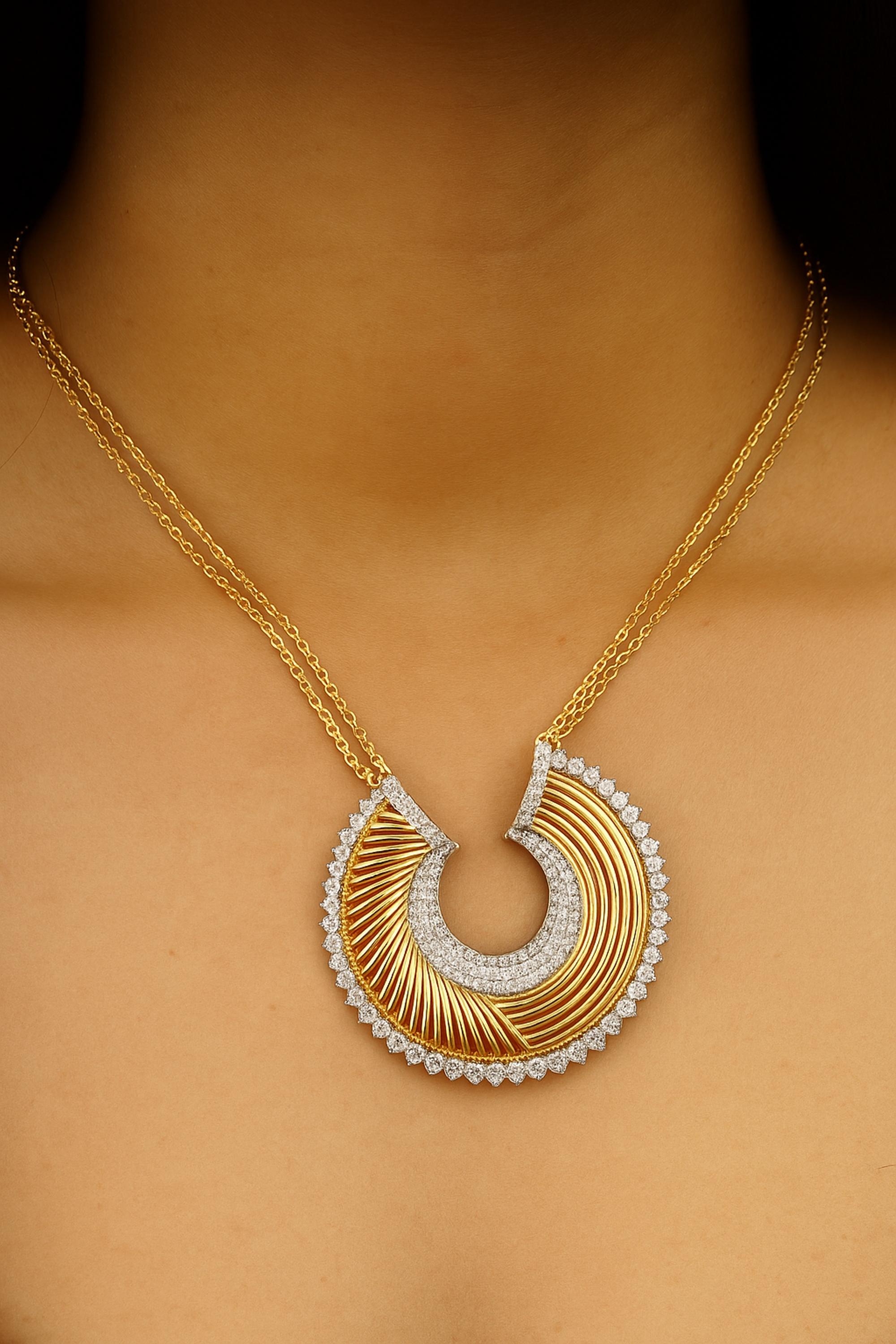 Embrassez le symbolisme de la chance et de la fortune avec cet exquis collier à pendentif circulaire texturé en diamant naturel de 2,4 Ct SI/H. Réalisée en or jaune 14 carats, cette pièce de joaillerie fine est conçue pour éblouir et captiver.

Code