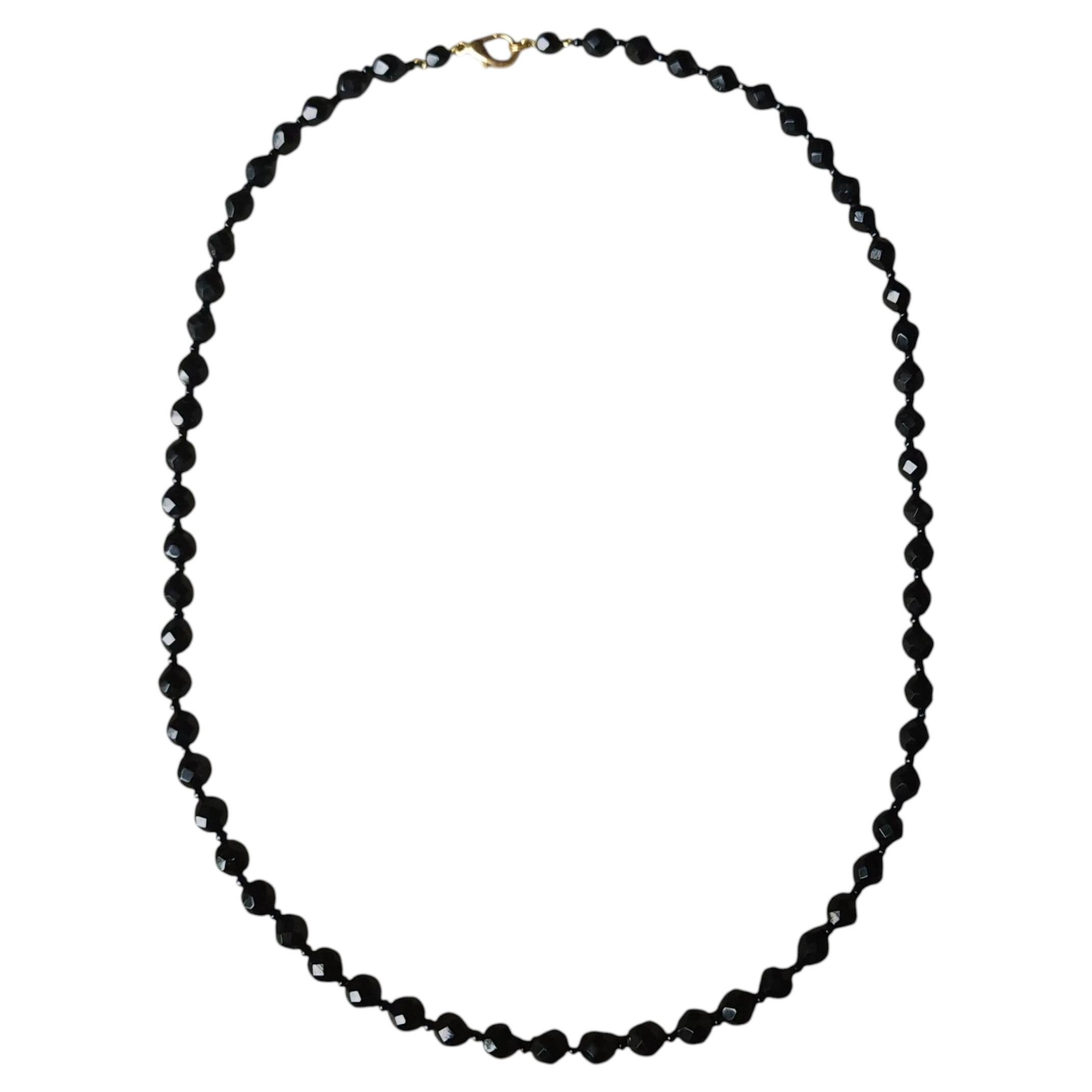 Collier long de style « flapper » composé d'un fil de perles en verre facetté noir de Bohême tchèque de 24", années 1930 en vente