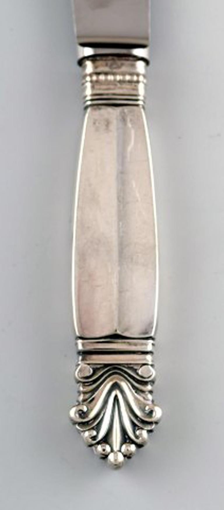 24 Georg Jensen Acanthus Sterling Silver, 24 dinner knifes with short handle.
Measures 23 cm.
Stamped.
In very good condition.