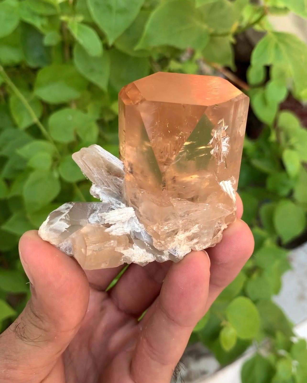 24 grammi di cristallo di topazio a più facce su quarzo con mica dal Pakistan in vendita 3