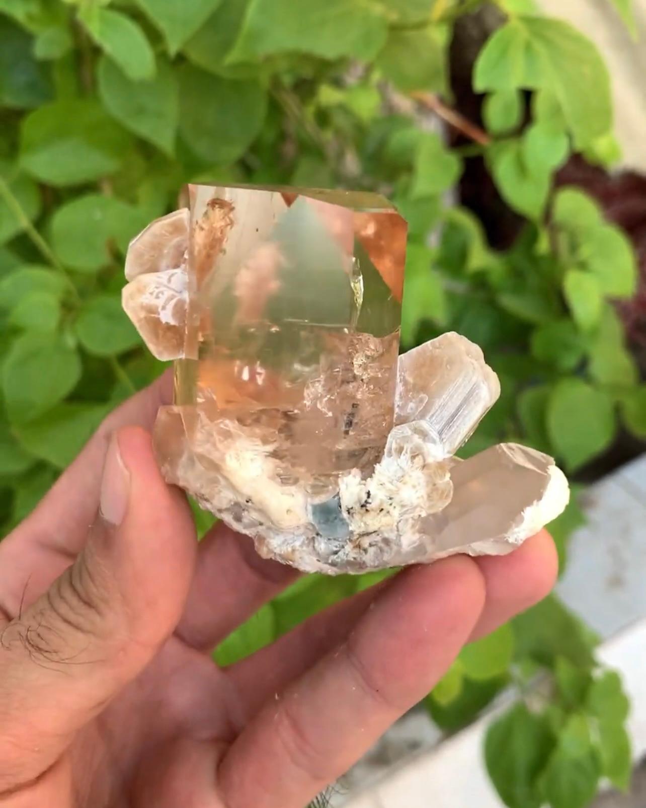 Moderno 24 grammi di cristallo di topazio a più facce su quarzo con mica dal Pakistan in vendita