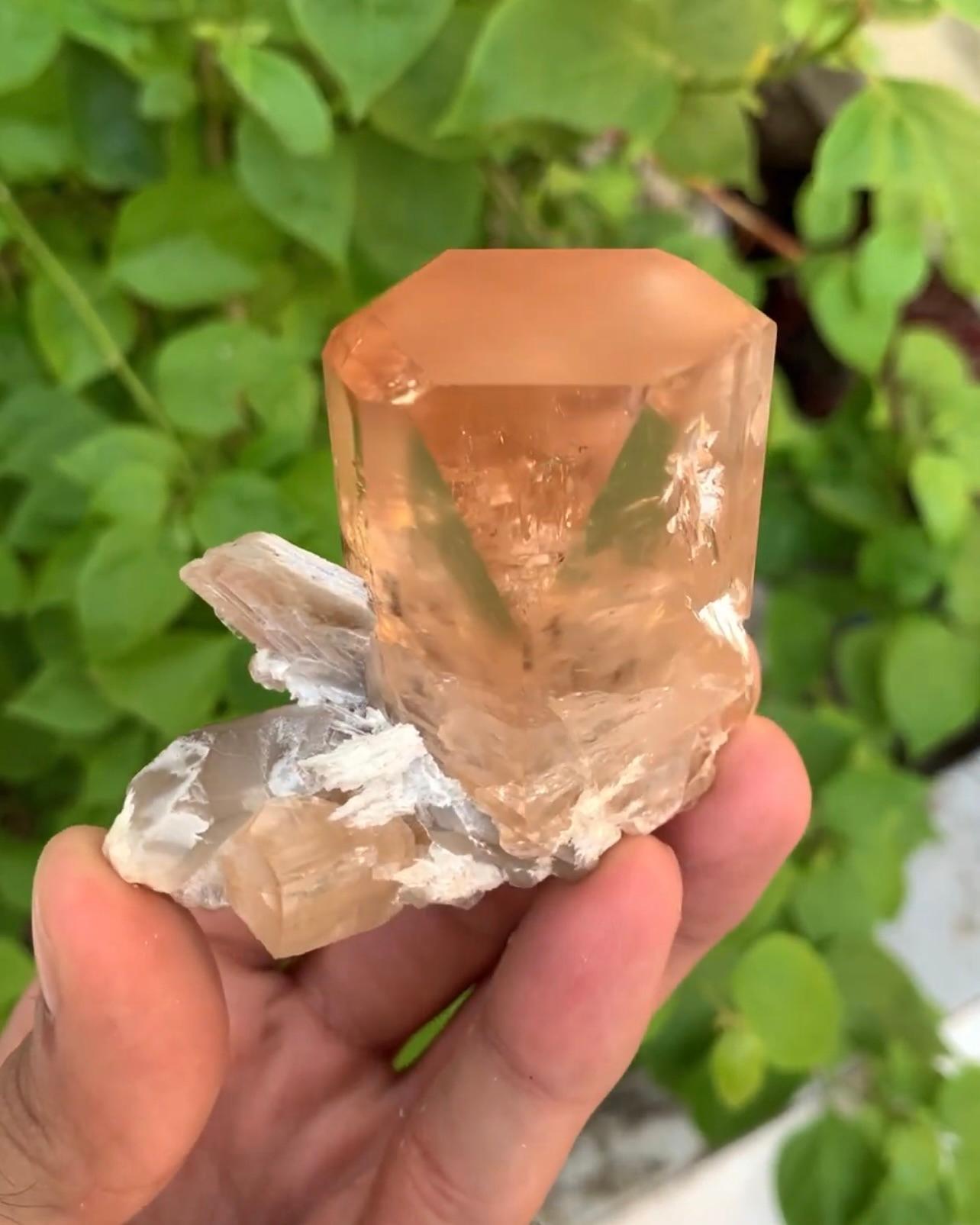 XXI secolo e contemporaneo 24 grammi di cristallo di topazio a più facce su quarzo con mica dal Pakistan in vendita
