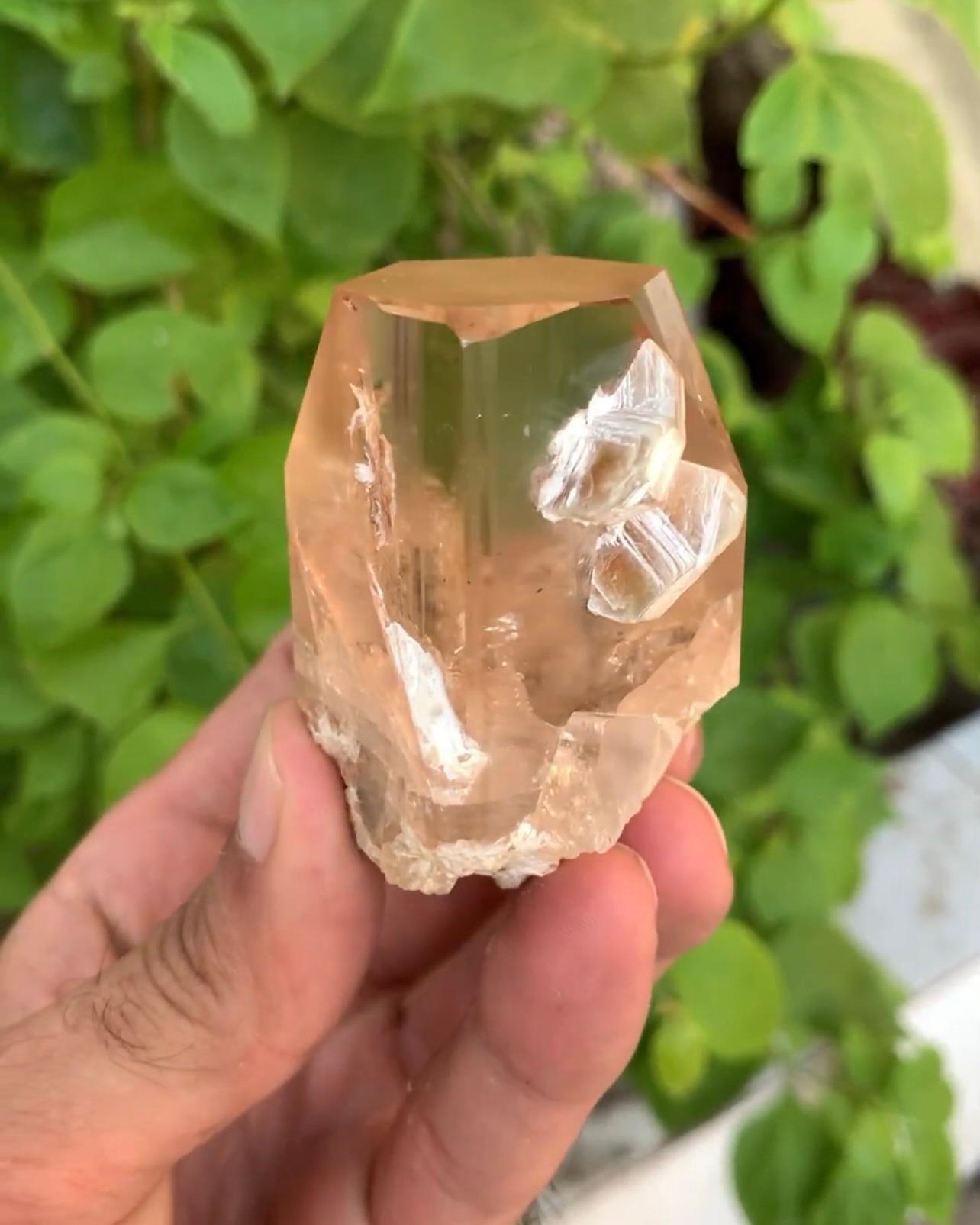 Altro 24 grammi di cristallo di topazio a più facce su quarzo con mica dal Pakistan in vendita