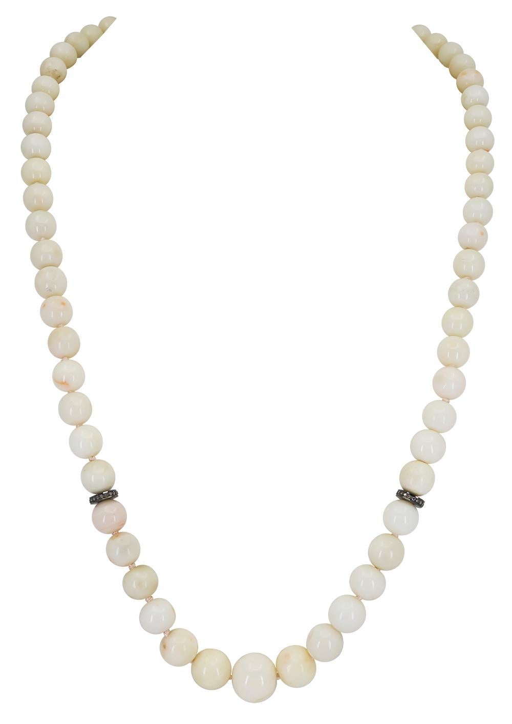 Abgestufte weiße Korallenkette (Perle) im Angebot