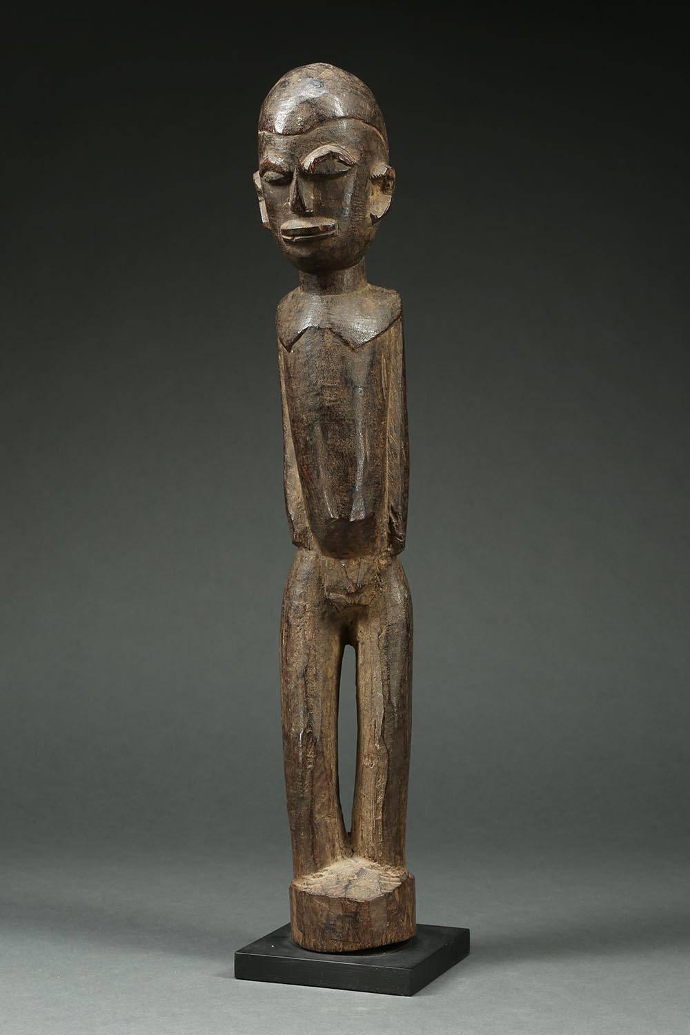 Sculpté à la main Figure tribale Lobi debout:: Ghana:: Afrique