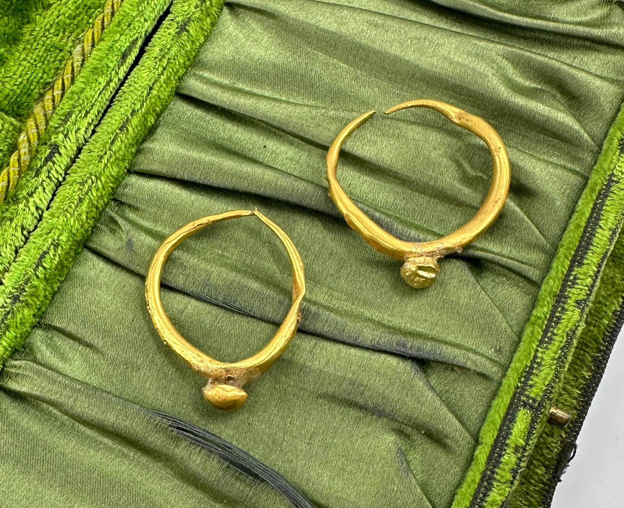 Scopri l'eleganza dell'antichità con questi magnifici orecchini in oro 24 carati dell'Antica Roma di 2000 anni fa.  L'immagine di questi antichi orecchini romani in oro puro è straordinaria.  Sebbene abbiano 2000 anni, hanno le linee pulite e