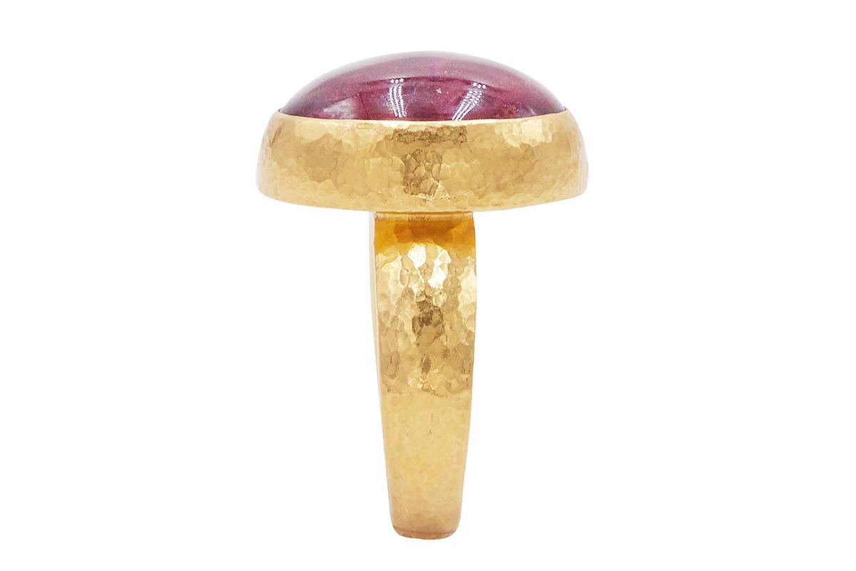Gurhan 24 Karat Hammered Yellow Gold Pink Tourmaline Cabochon Cocktail Ring In New Condition For Sale In New York, NY