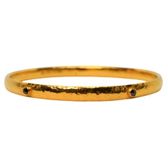 24 Karat gehämmertes Gelbgold-Armband mit blauen Saphir-Akzenten von Gurhan