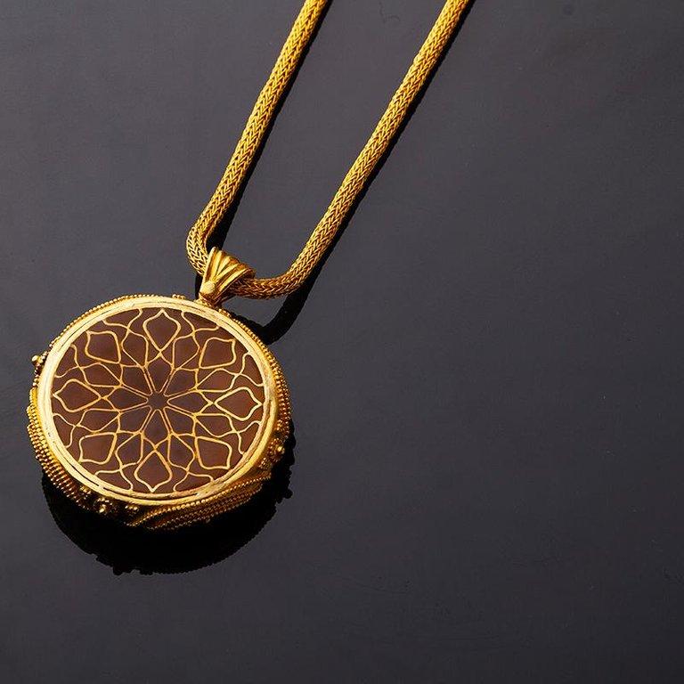 Tapered Granulated Coin Necklace handcrafted by our skillful Craftsmen. The back cover of the pendant adorned with geometrical pattern semi transparent enameled.
Diamonds : 1.98 ct