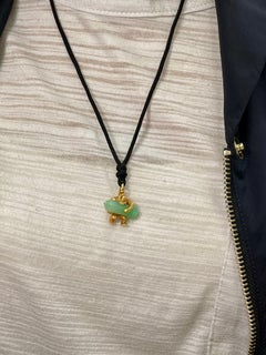 Collier pendentif Gorilla en or pur 24 carats et cristal vert Sculptée à la main de façon exquise.