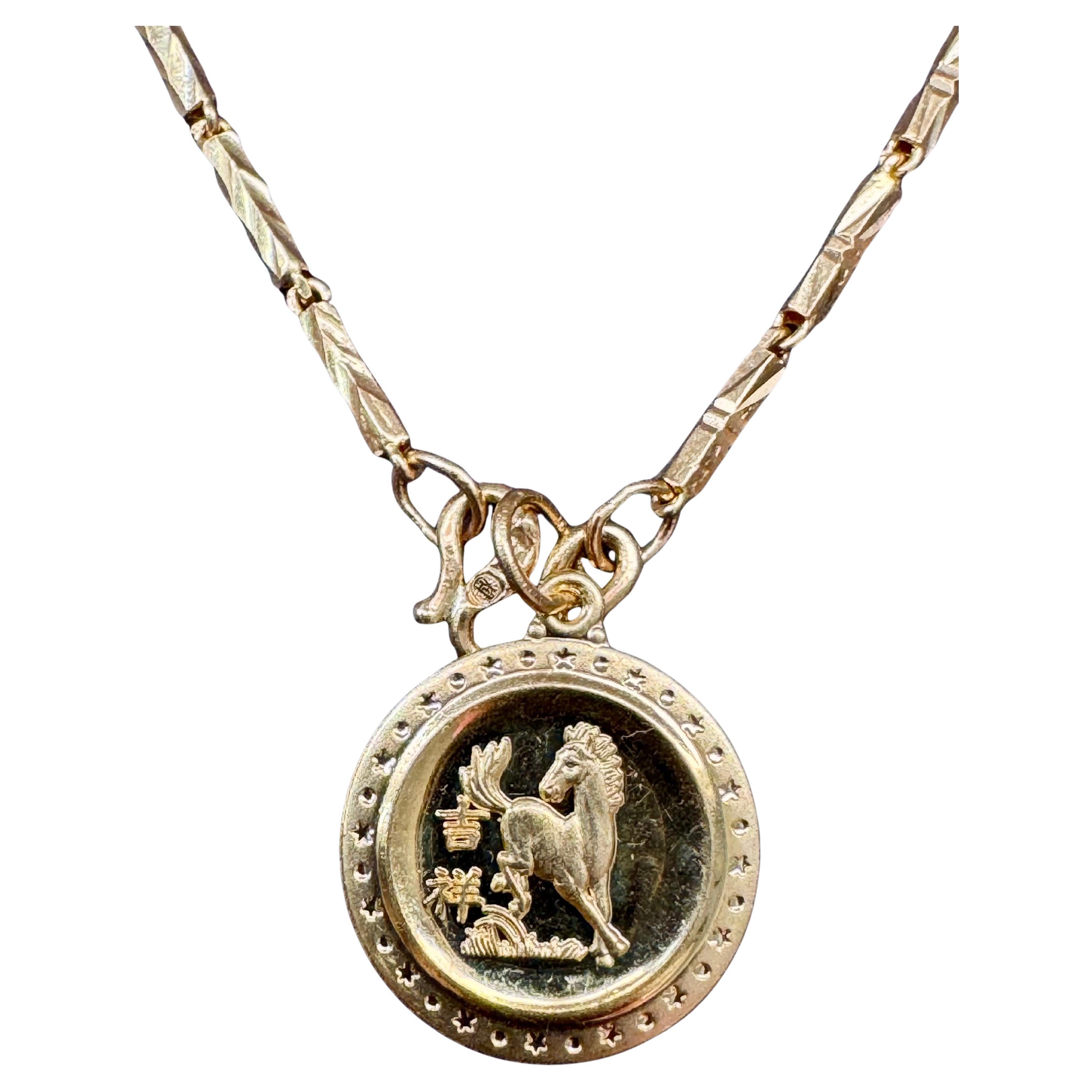 Fait à la main 24 Karat  Collier de pièces de monnaie en or jaune pur, 10.8 gm, 18 pouces de long
Magnifique  Design/One, un collier en or pur rare
Poids du collier  est de 10,8 grammes. 
Estampillé 9999 sur la chaîne et la pièce
Double forme en S