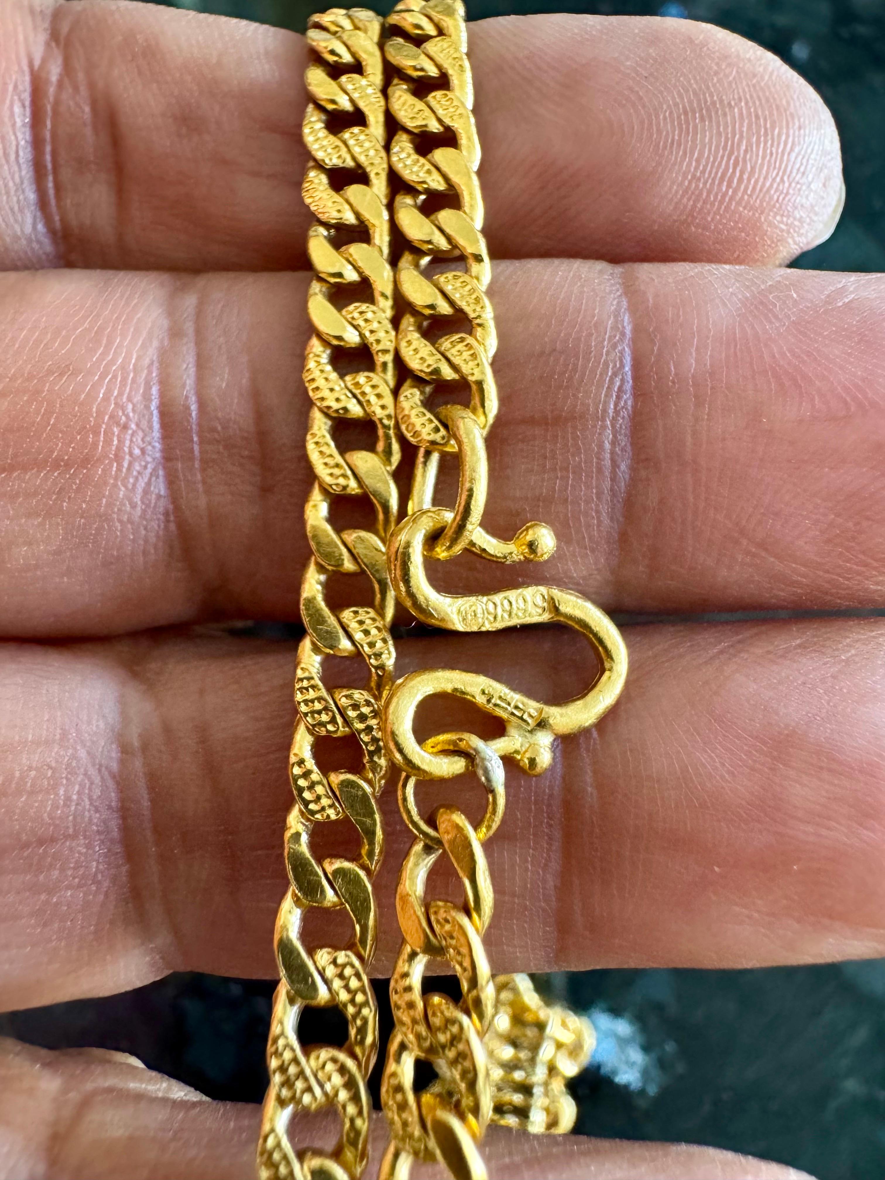 Collana a catena in oro giallo Hand Made in oro puro 24 carati, 37,7 gm, 22 pollici
Catena semplice A Link  design , Una rara collana in oro puro
Peso della collana  è di 37,7 grammi. 
Timbrato 9999
Gancio a forma di S
4,4 mm di larghezza 