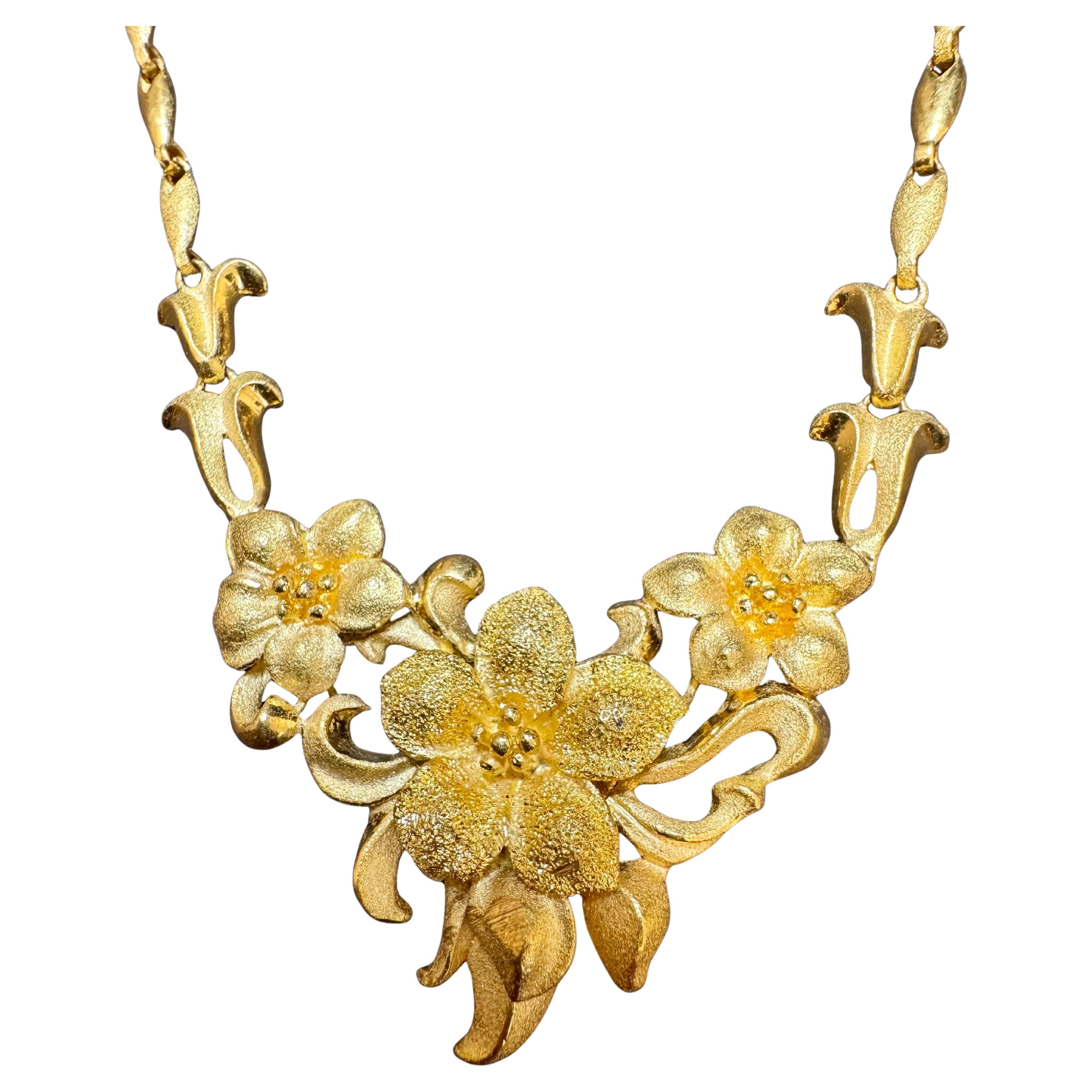 Hand Made 24 Quilates  Collar Flor de Oro Amarillo Puro , 37 gm , 18 Pulgadas de Largo
Precioso  diseño , Un raro collar de oro puro
Peso del collar  es de 37 Gramos . 
Estampado 9999
Forma de garra Gancho resistente Cierre
3.5  mm Cadena ancha
Vea