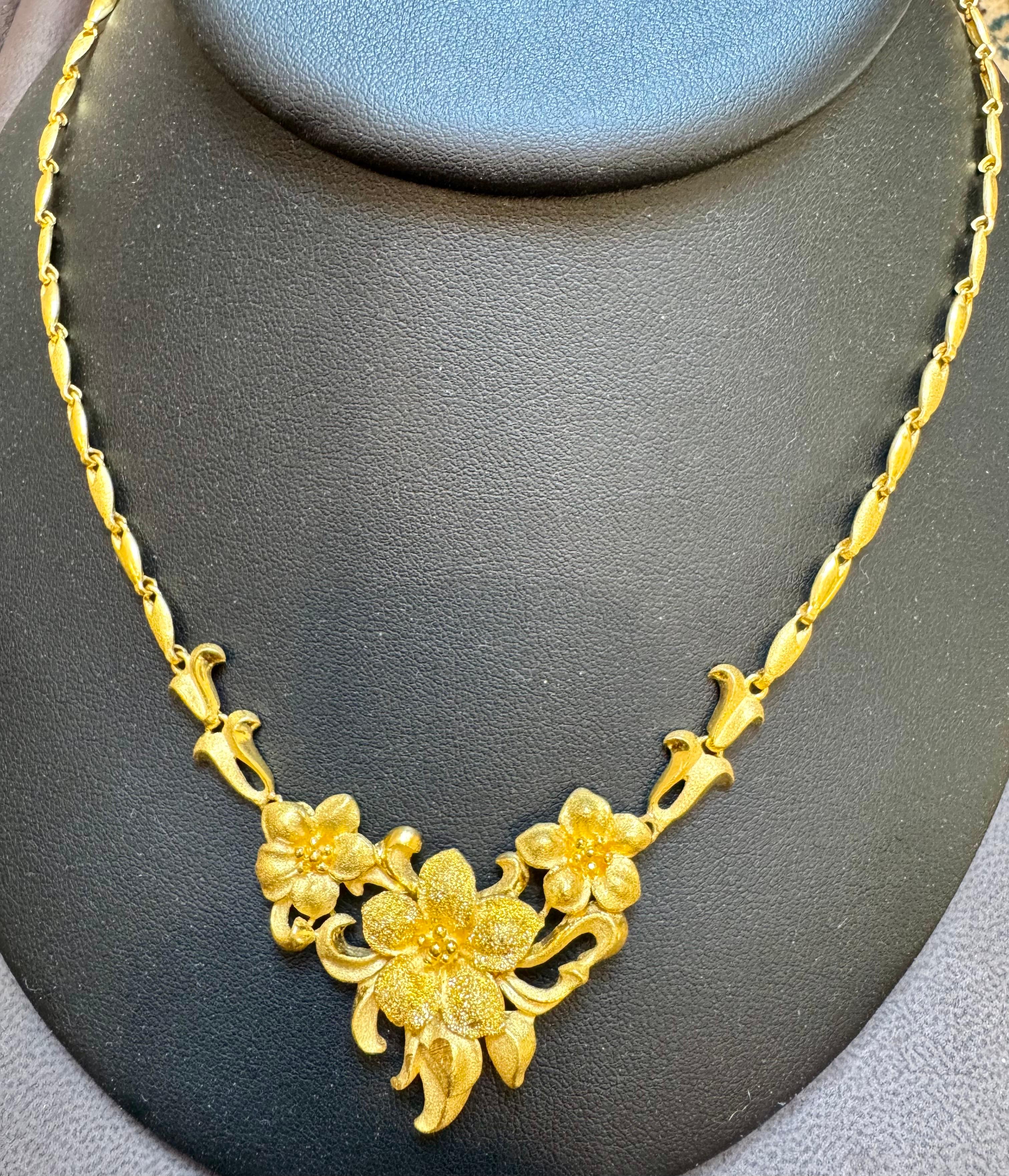 Collar Flor de Oro Puro de 24 Kilates Hand Made Solid, 37 Gm, 18 Pulgadas en Excelente estado para la venta en New York, NY