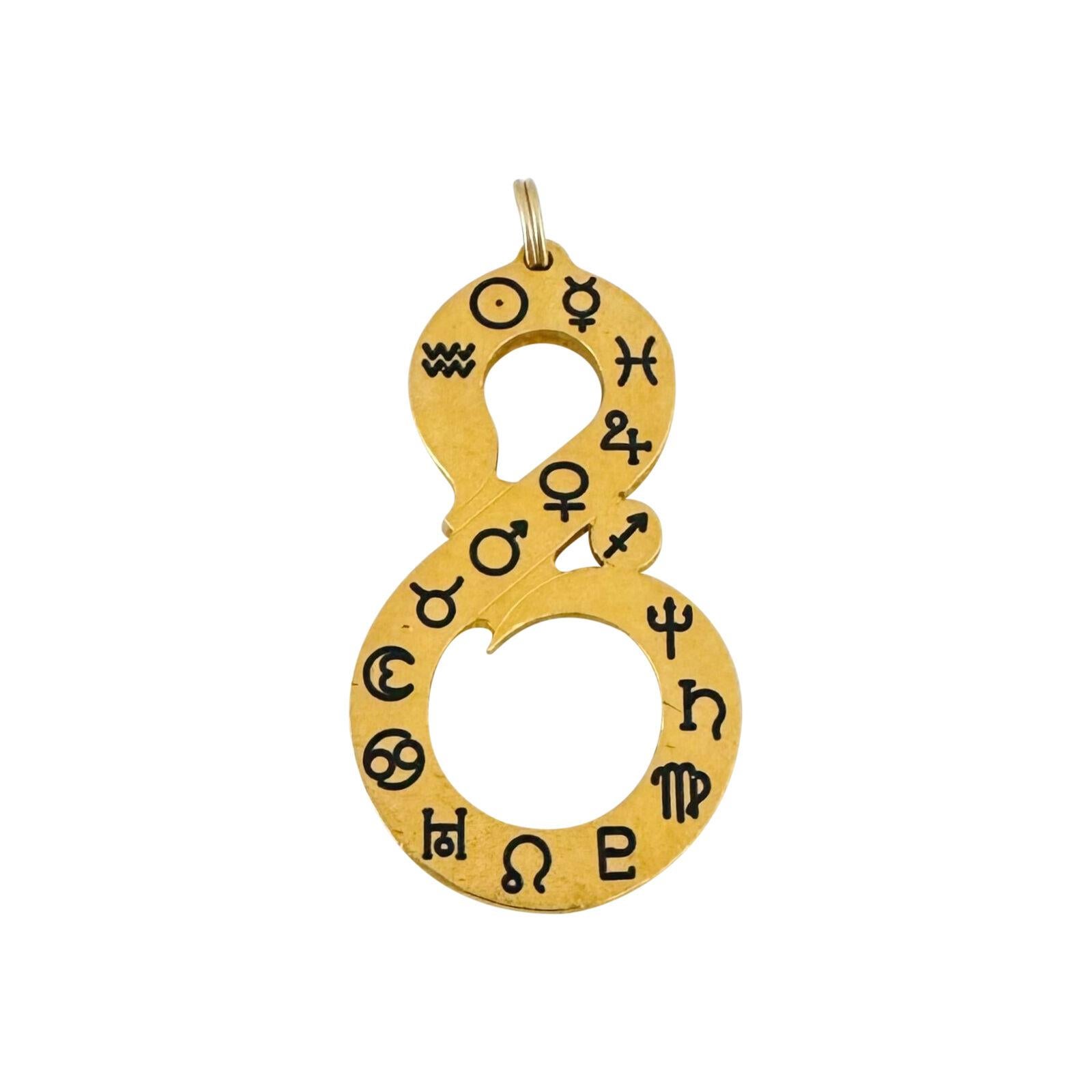 Pendentif en or jaune pur 24 carats figurant huit symboles de l'horlogerie Unisexe en vente