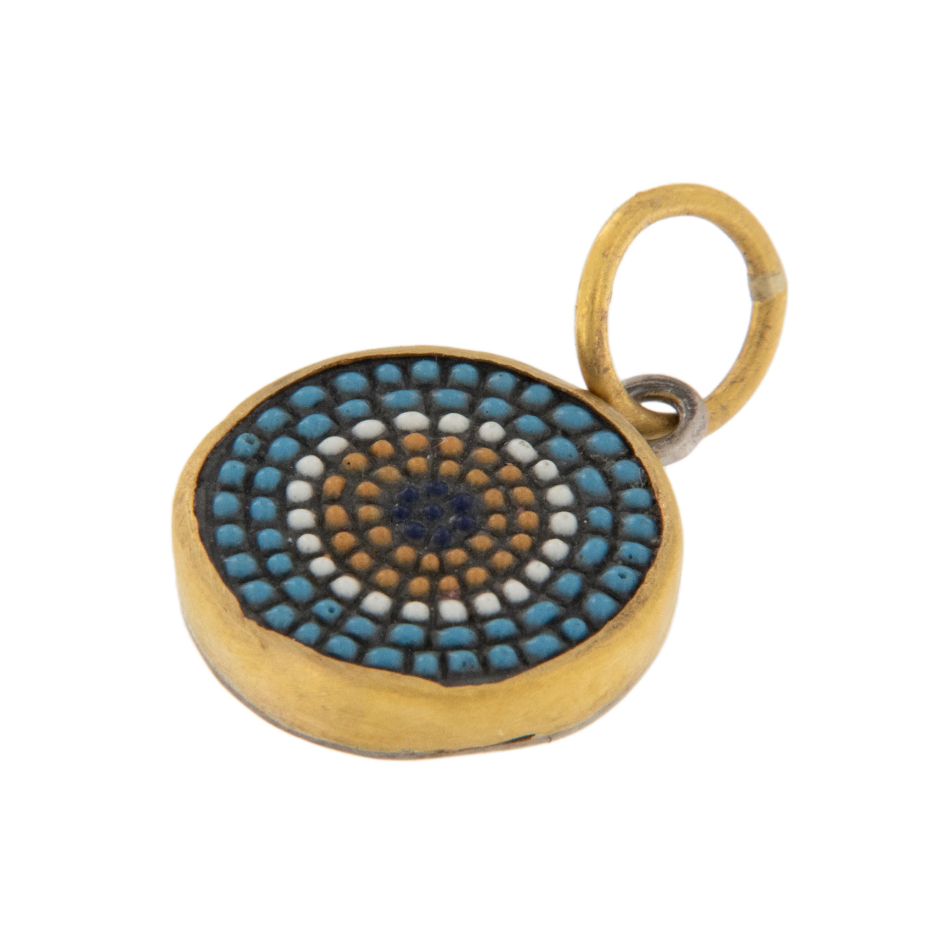 Le plus rare de tous les ors, l'or 24 carats est apprécié par tous les investisseurs avisés. Avec sa couleur jaune chaud incomparable accentuée par un dos argenté, ce pendentif / breloque présente un motif central en micro-mosaïque. La