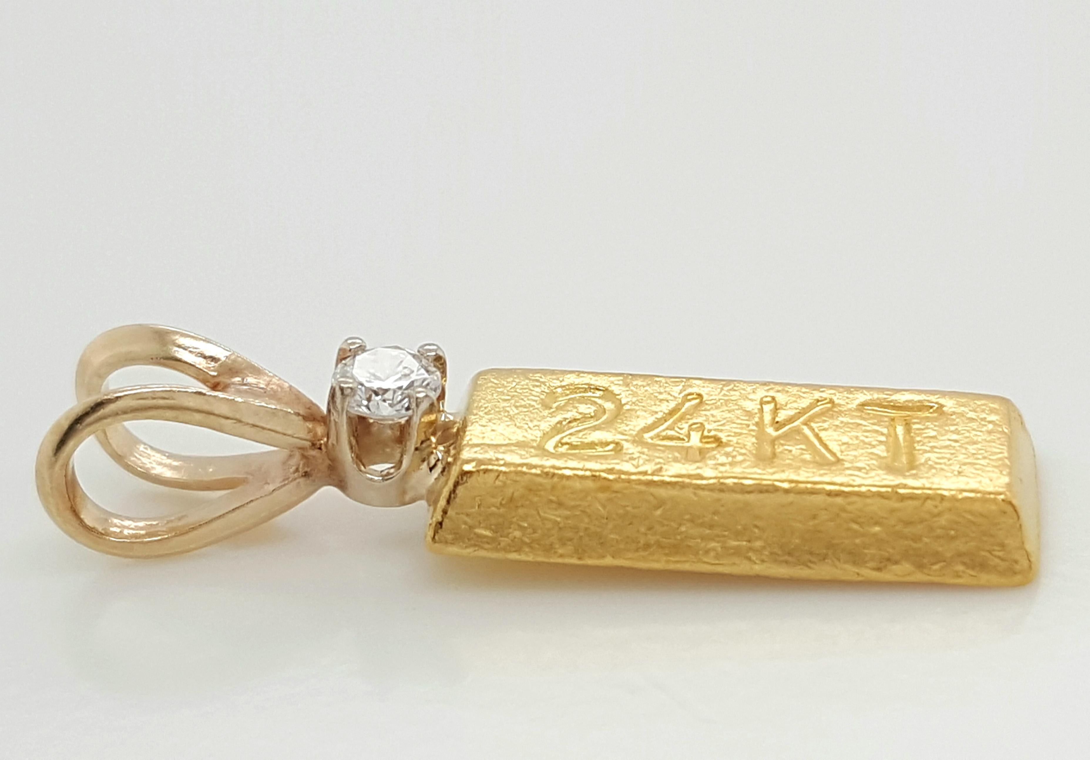 Dieser Charme ist in 24K Gelbgold gefertigt und hat einen FVS 0::05 Round Cut Diamant auf der Oberseite. Der Goldglanz ist hervorragend. 

Details zum Charme: 
Metall: 24 Karat Gelbgold (14K Bügel)
Gewicht: 3.5 Gramm