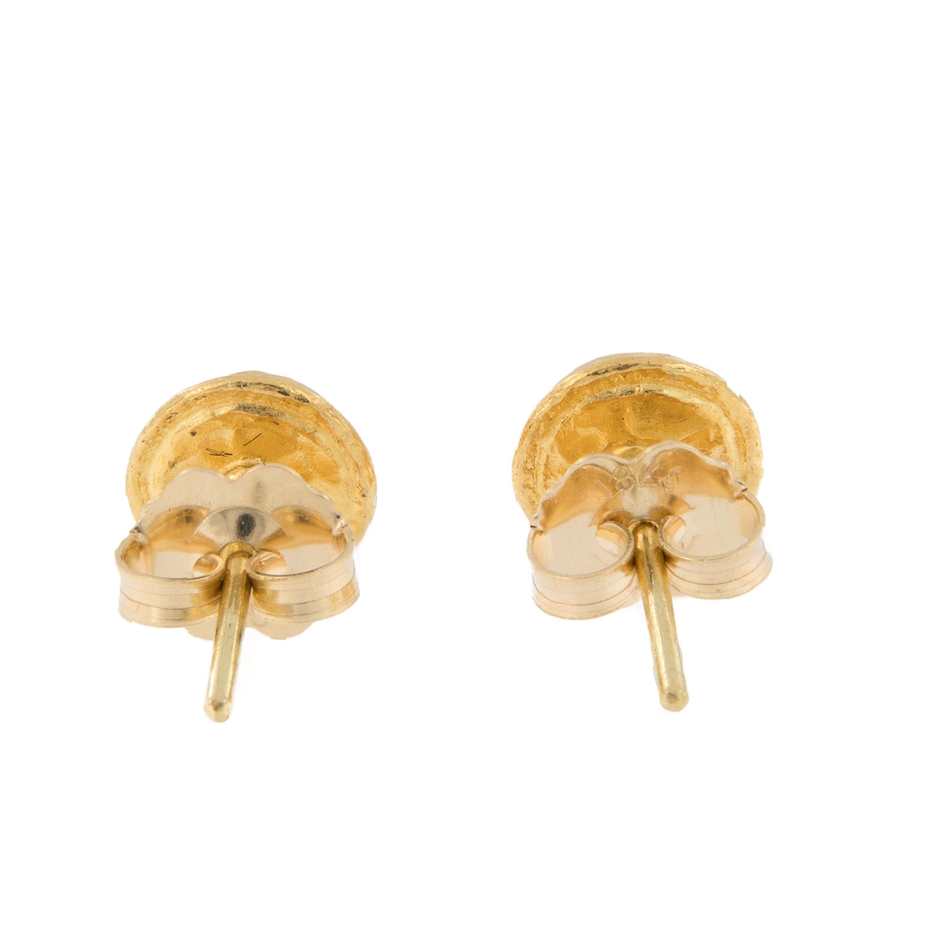 Wie bezaubernd sind diese seltenen Katzenaugen-Chrysoberyll-Ohrringe? 24-karätiges Gold ist das seltenste aller Goldsorten und hat eine ausgeprägte, satte Farbe, die von Anlegern auf der ganzen Welt geschätzt wird und die durch das