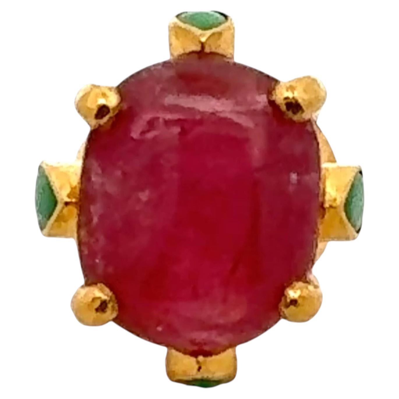 Anello vistoso in oro giallo 24 carati con tormalina rosa a cabochon e giada