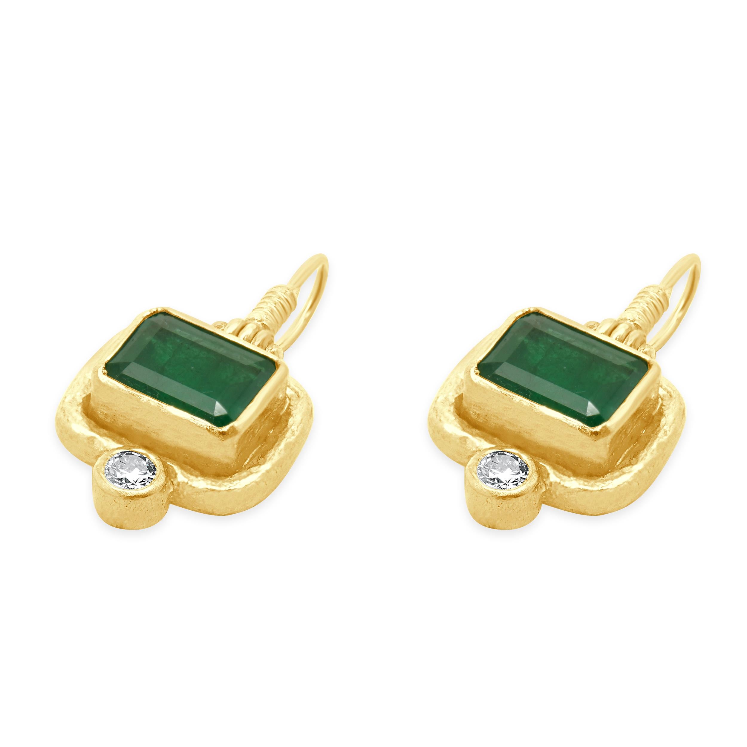 Concepteur : personnalisé
MATERIAL : or jaune 24K
Diamant : 2 diamants ronds de taille brillant = 0,25ctw
Couleur : H
Clarté : SI1-2
Émeraude : 2 émeraudes taillées = 6,50cttw
Poids : 11.20 grammes
