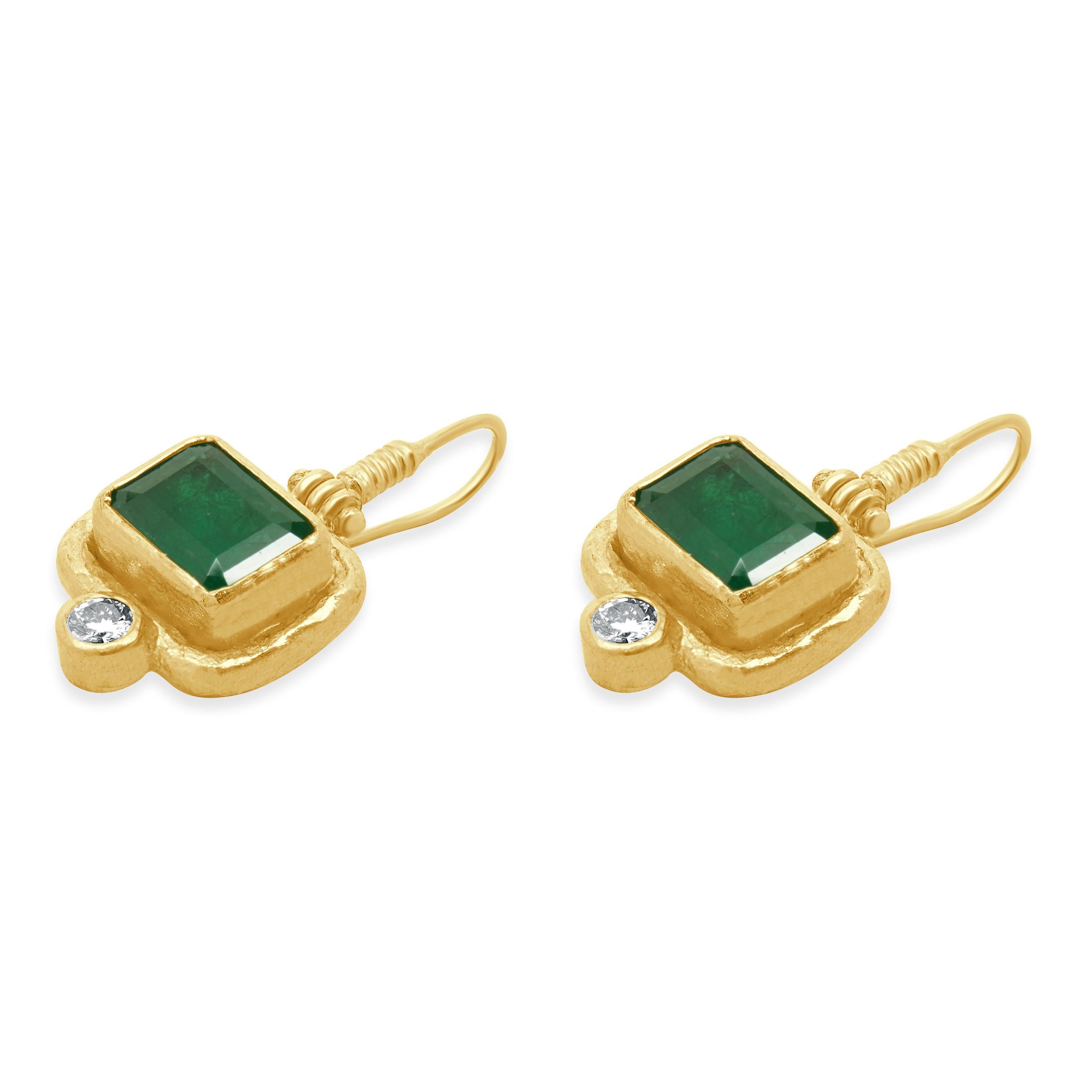 Taille ronde Pendants d'oreilles en or jaune 24 carats avec émeraudes et diamants en vente