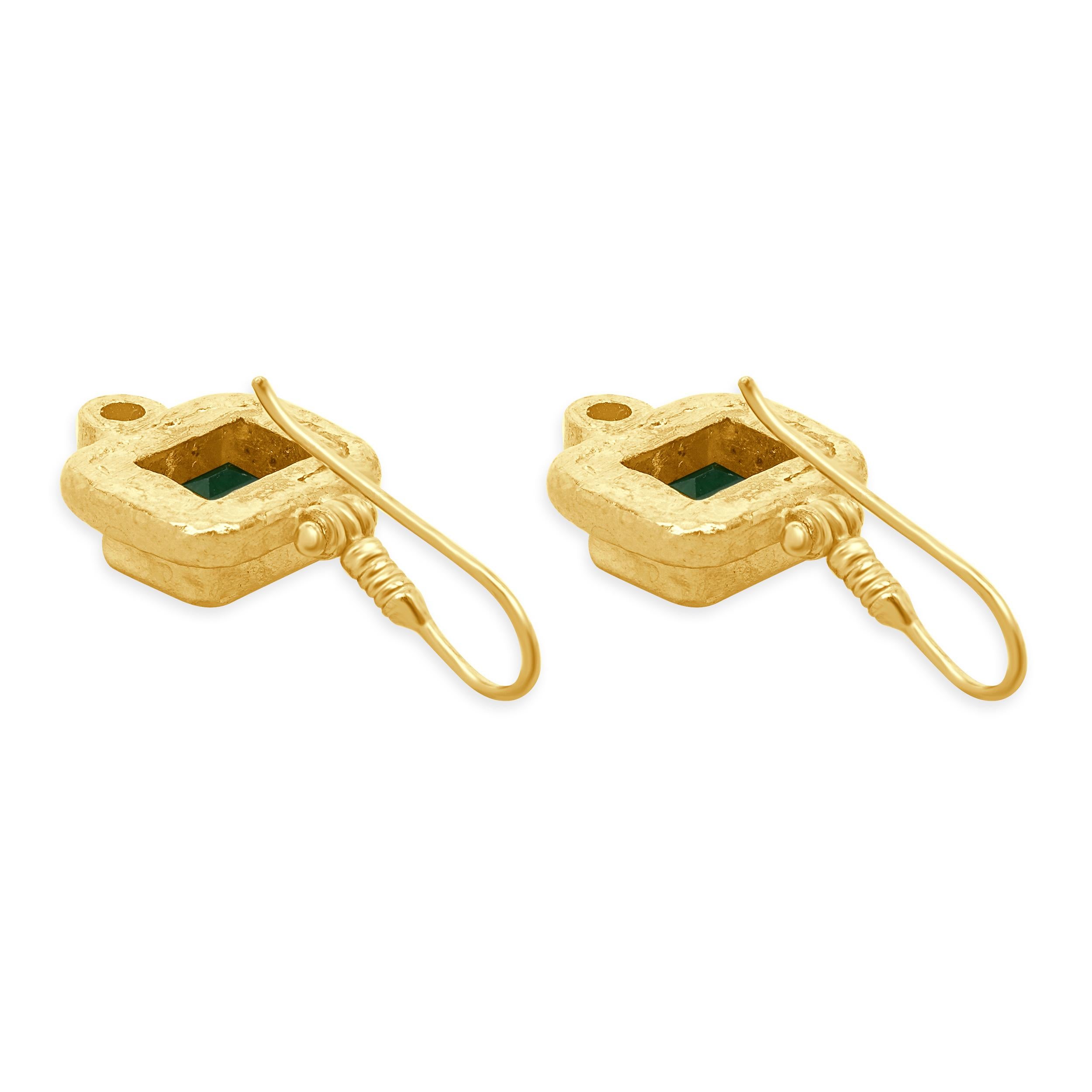 Pendants d'oreilles en or jaune 24 carats avec émeraudes et diamants Excellent état - En vente à Scottsdale, AZ