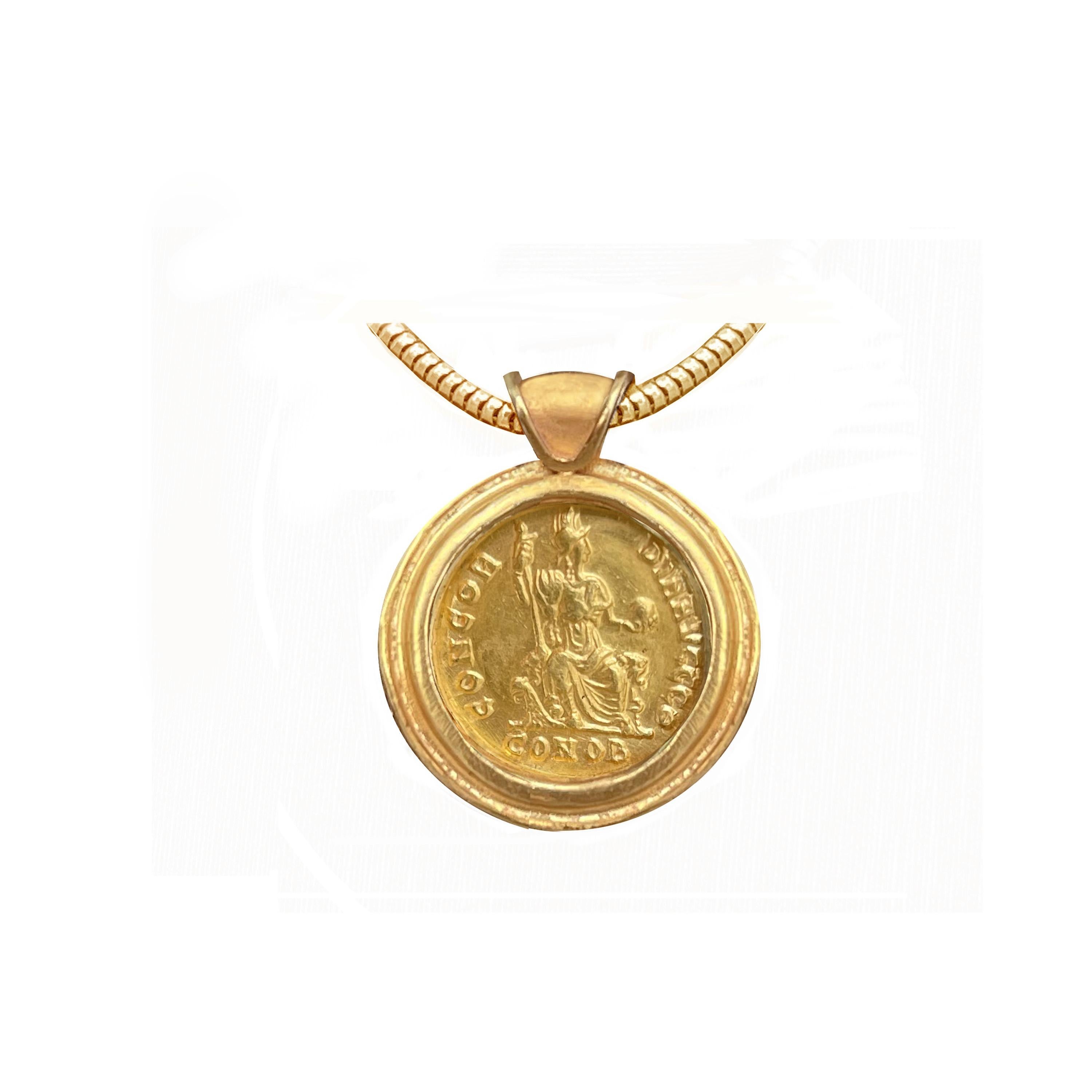 In diesem prächtigen Anhänger aus 18 Karat Gold,  ist auf authentische 24 Kt festgelegt  gold  Römische Münze (Solidus) aus dem 4. Jahrhundert n. Chr., die auf der einen Seite Kaiser Theodosius IV. und auf der anderen Seite die Inschrift 