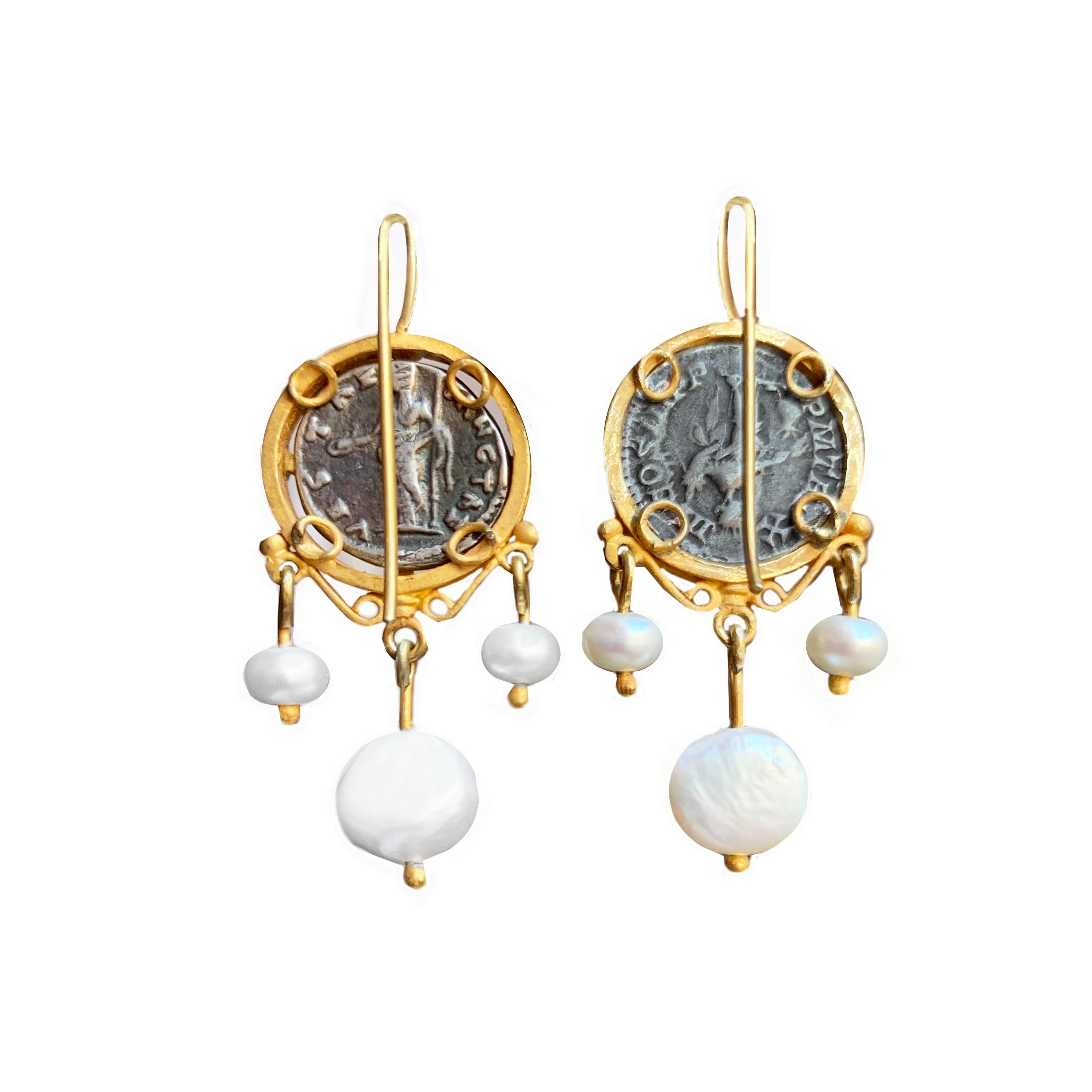 In these fascinating earrings are mounted two authentic Roman coins, which represent the Emperor Septimius Severus and his wife Julia Domna. The design, typically from the Roman era, is even more interesting due to the presence of 6 beautiful