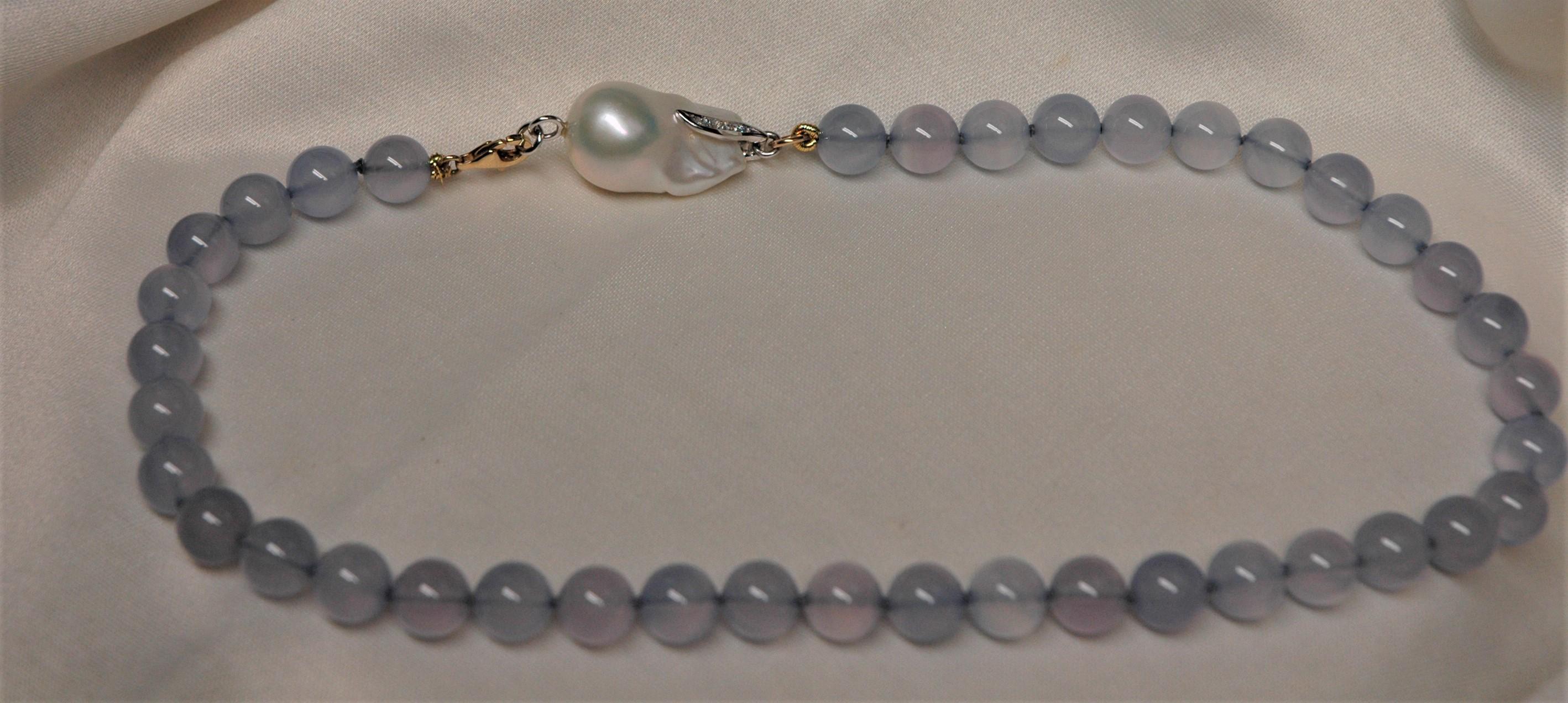 Very nice chalcedony collier with a single Australian pearl and a white gold leaf detail with diamonds (ct.0.06).
Every chalcedony sphere measures 10mm in diameter, while the Australian pearl is irregular and it has an elongated shape. The necklace
