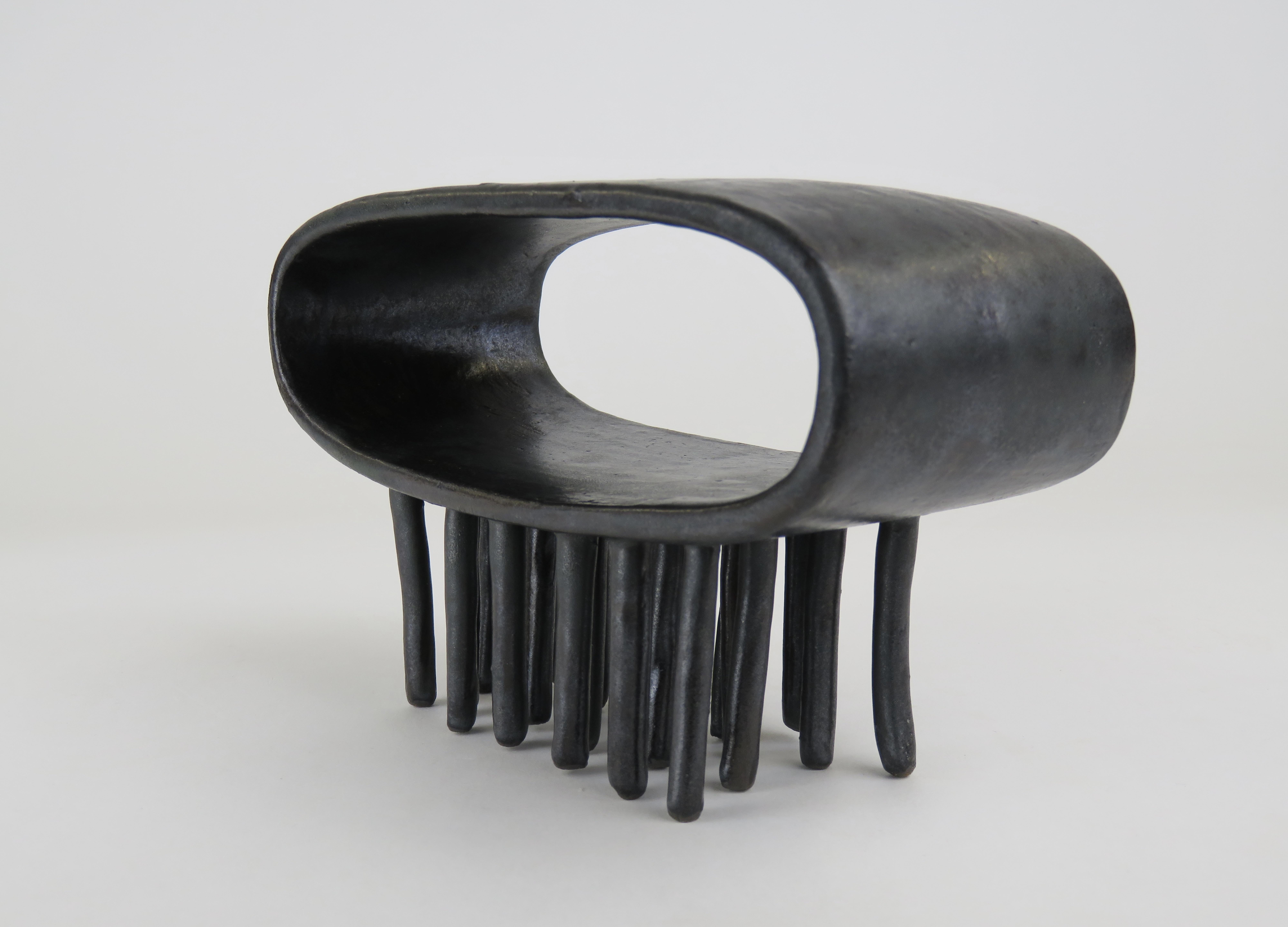 XXI secolo e contemporaneo Scultura a 24 zampe in ceramica smaltata nera in vendita