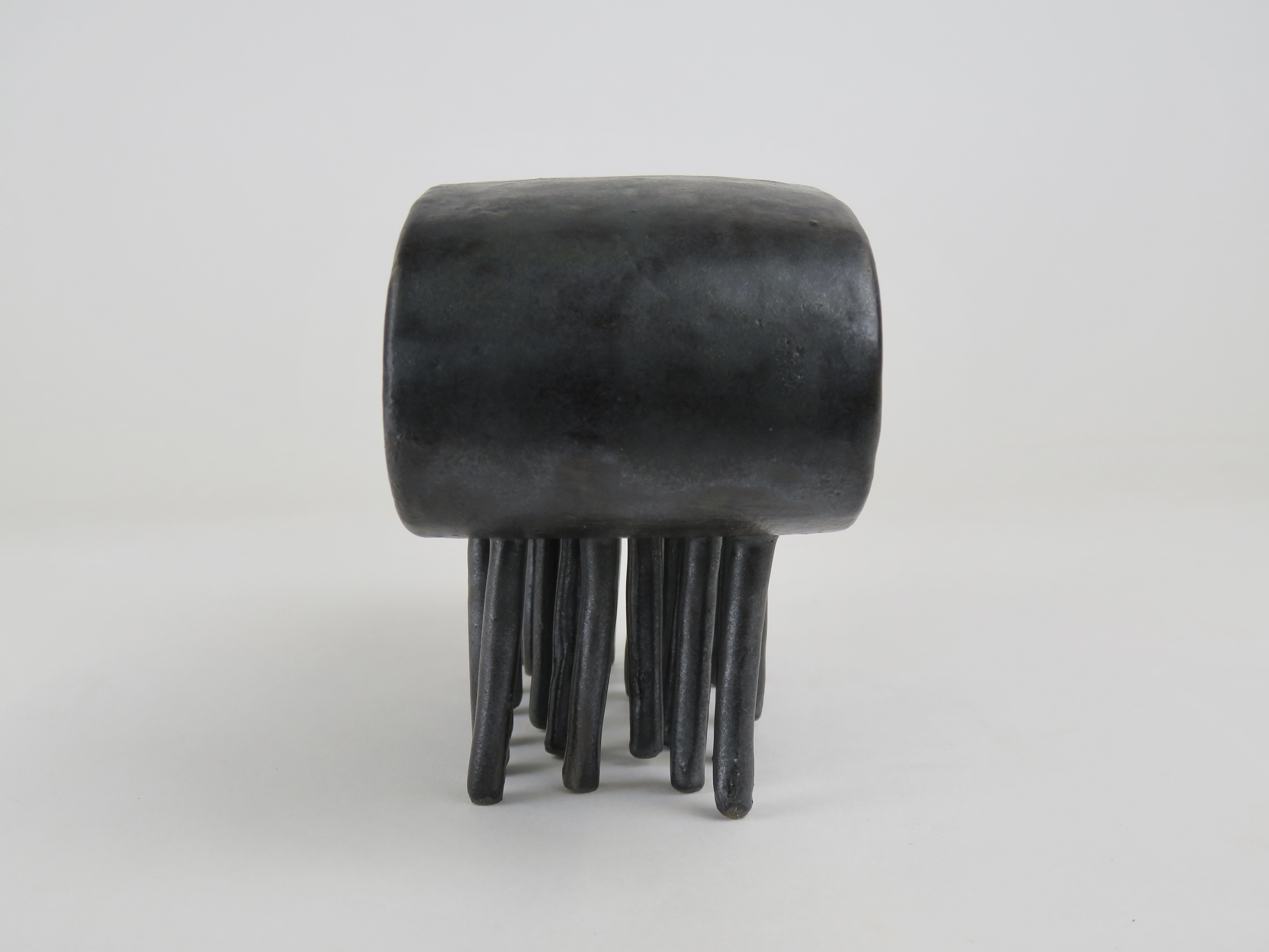 Ceramica Scultura a 24 zampe in ceramica smaltata nera in vendita