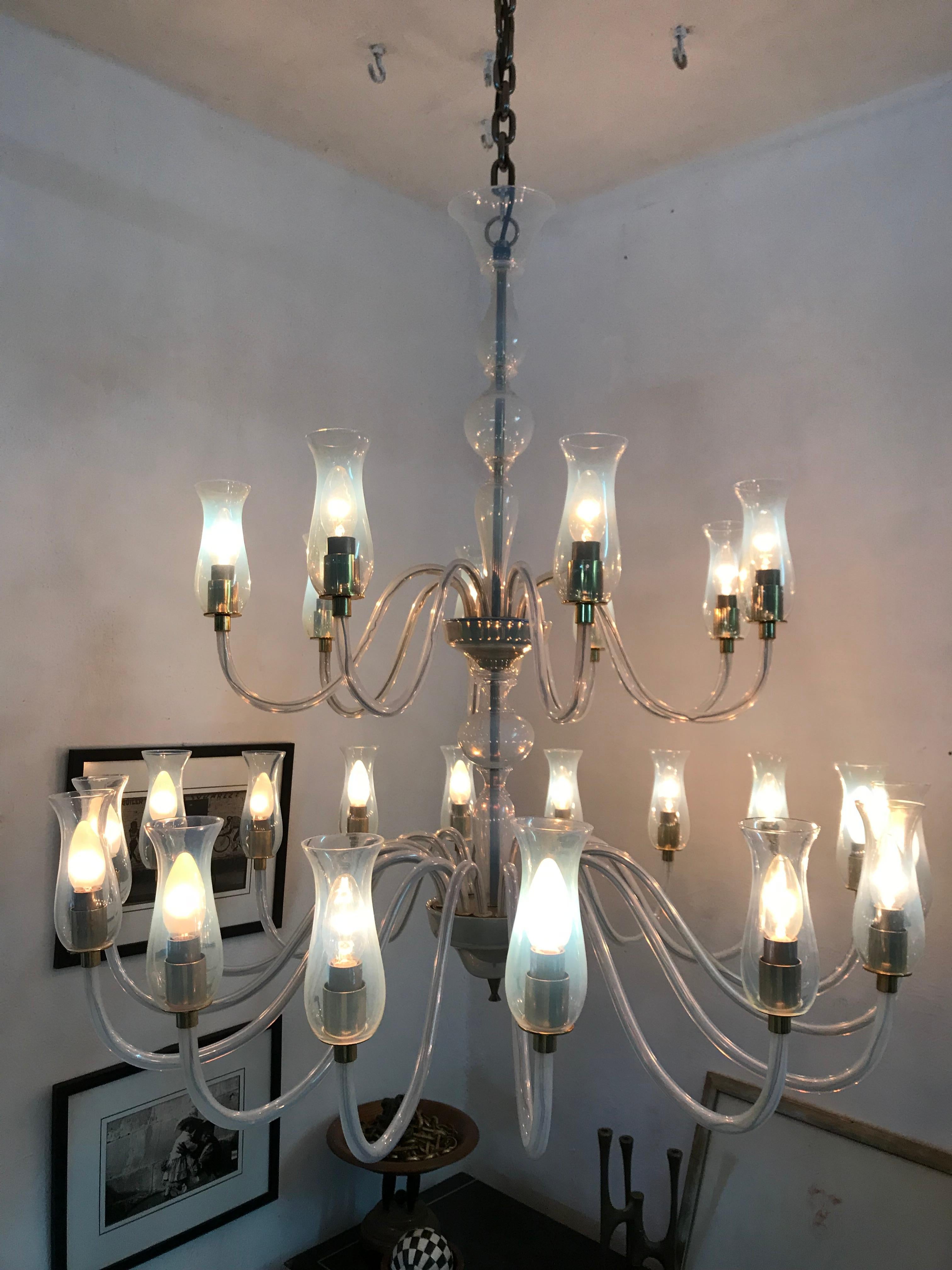 Italian 24-Light Mid Century Modern Chandelier by Cenedese in Murano Glass, circa 1970 For Sale