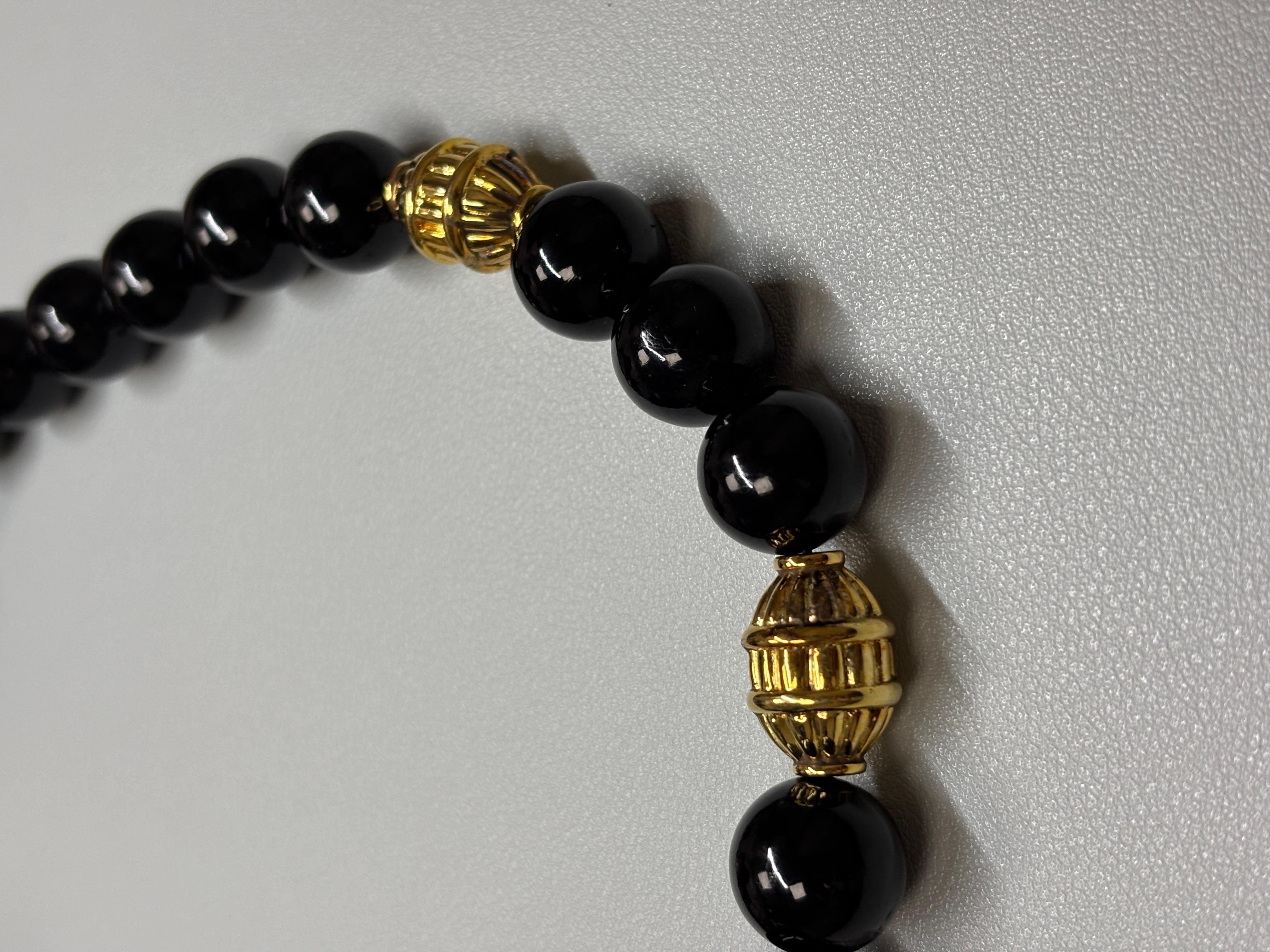 Collar de 24 cuentas de oro y jade redondo negro natural de Taiwán con cierre de oro Contemporáneo en venta