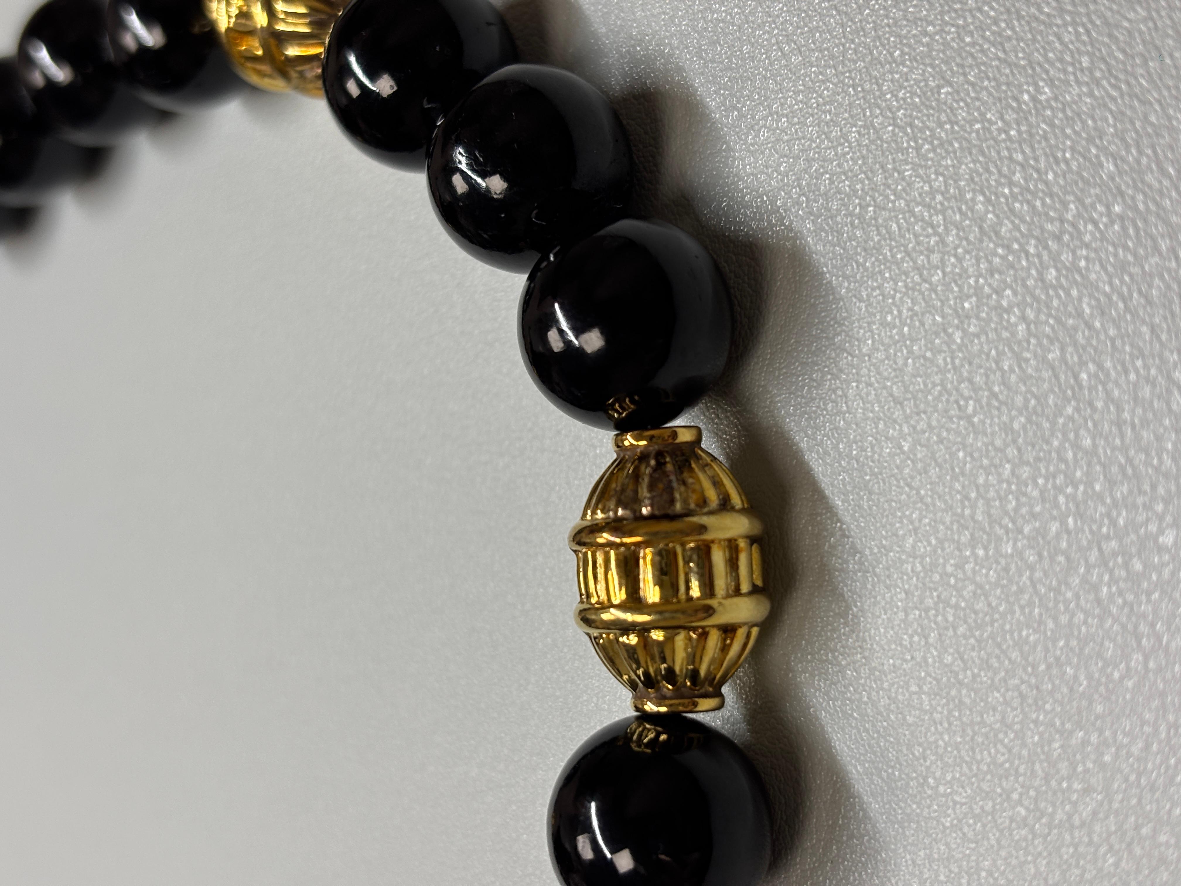 Collar de 24 cuentas de oro y jade redondo negro natural de Taiwán con cierre de oro Sin cortar en venta