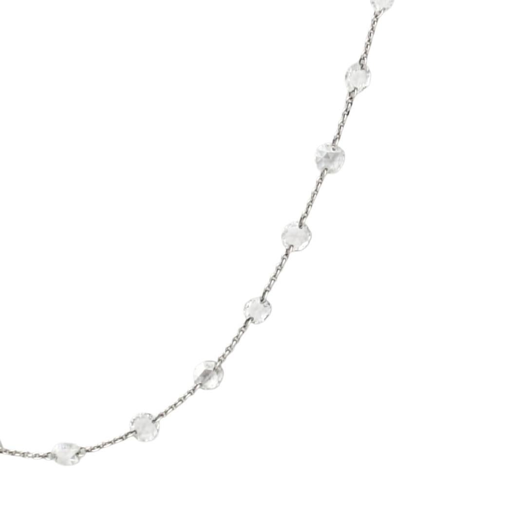 Un básico refinado con brillo sin esfuerzo. Este delicado collar de oro blanco de 18 quilates presenta cuentas de diamantes blancos facetados enlazados y espaciados con gracia a lo largo de la cadena, creando un suave brillo con cada movimiento.