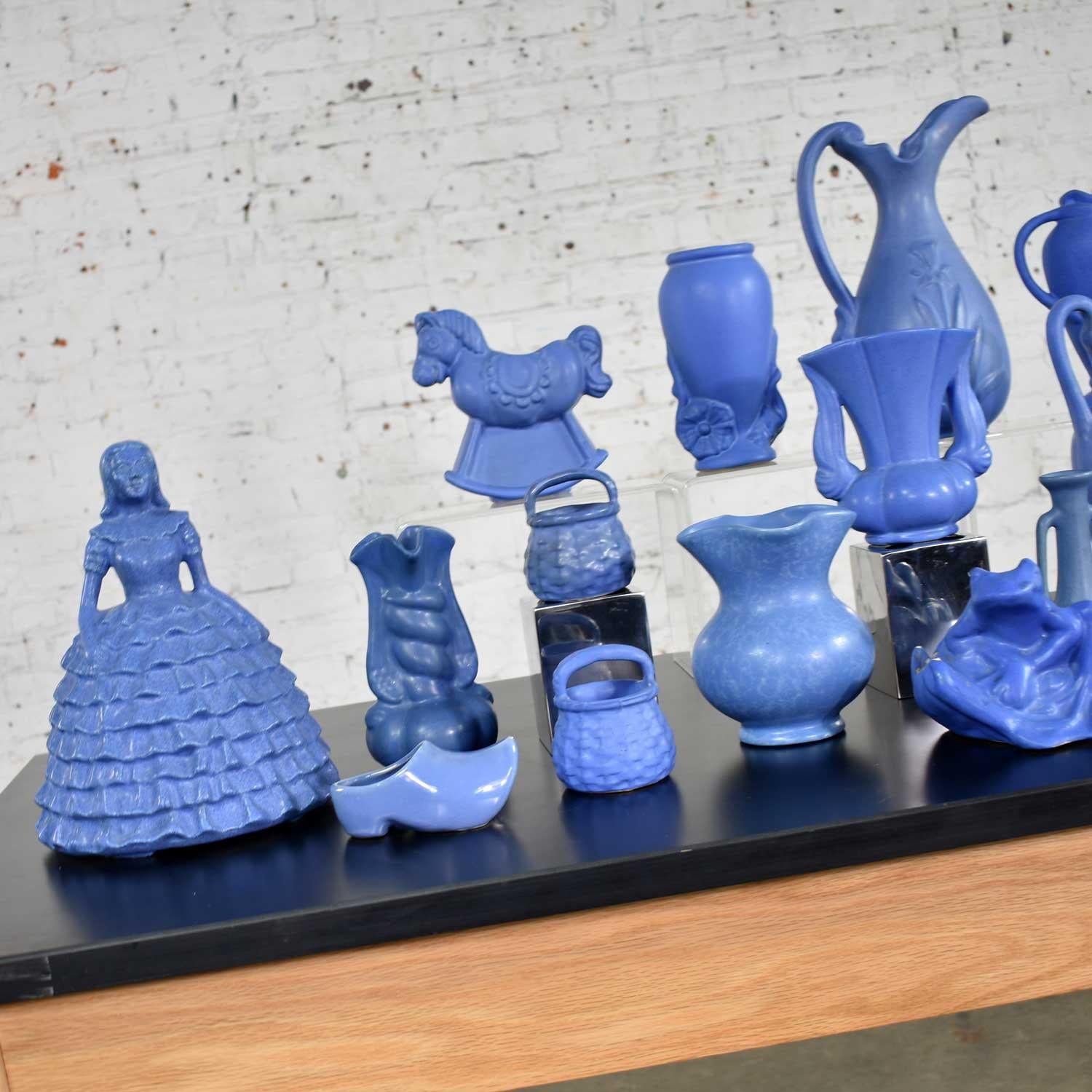 24-teilige Kollektion blauer Niloak-Keramik aus der Mitte des Jahrhunderts (Arts and Crafts) im Angebot
