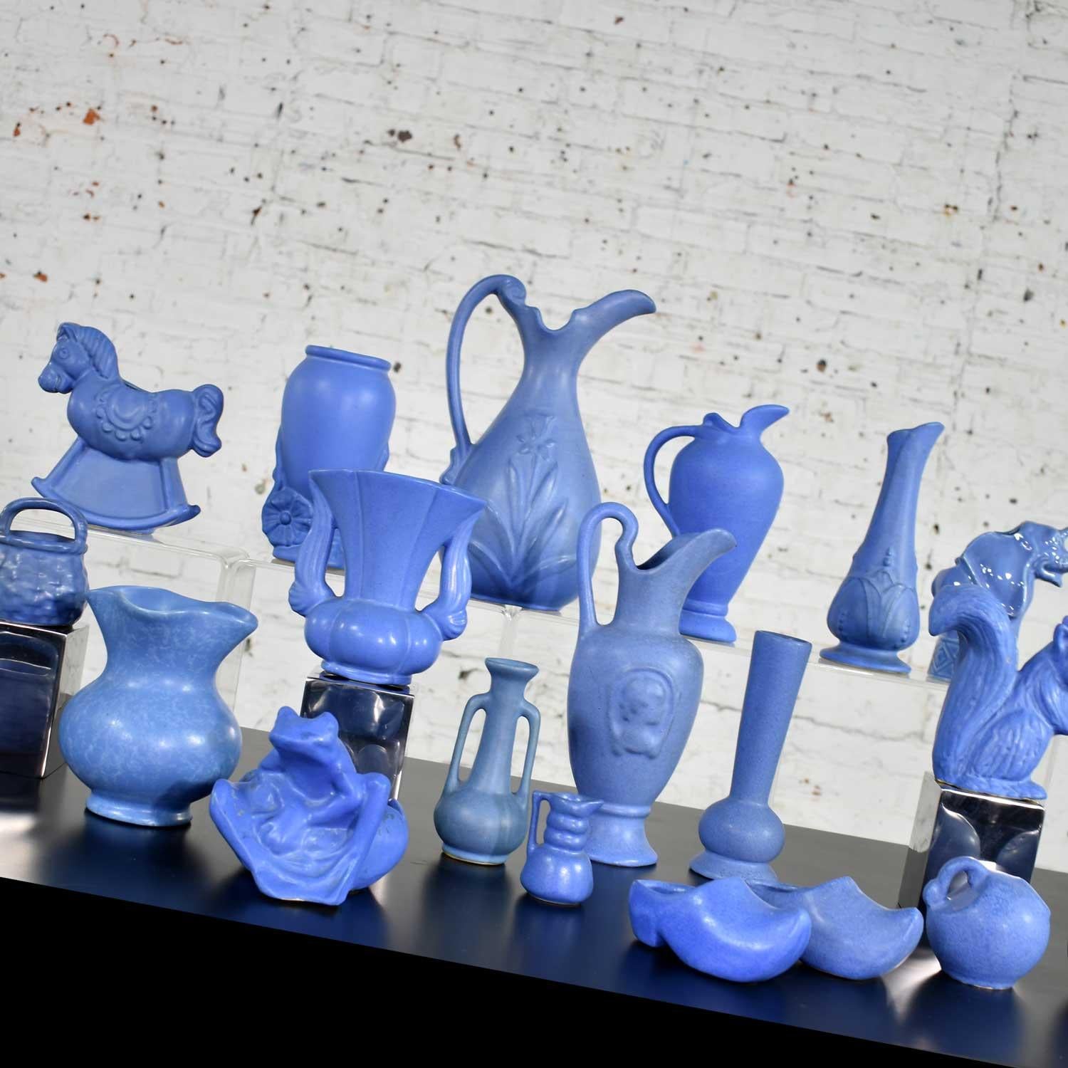 24-teilige Kollektion blauer Niloak-Keramik aus der Mitte des Jahrhunderts (amerikanisch) im Angebot